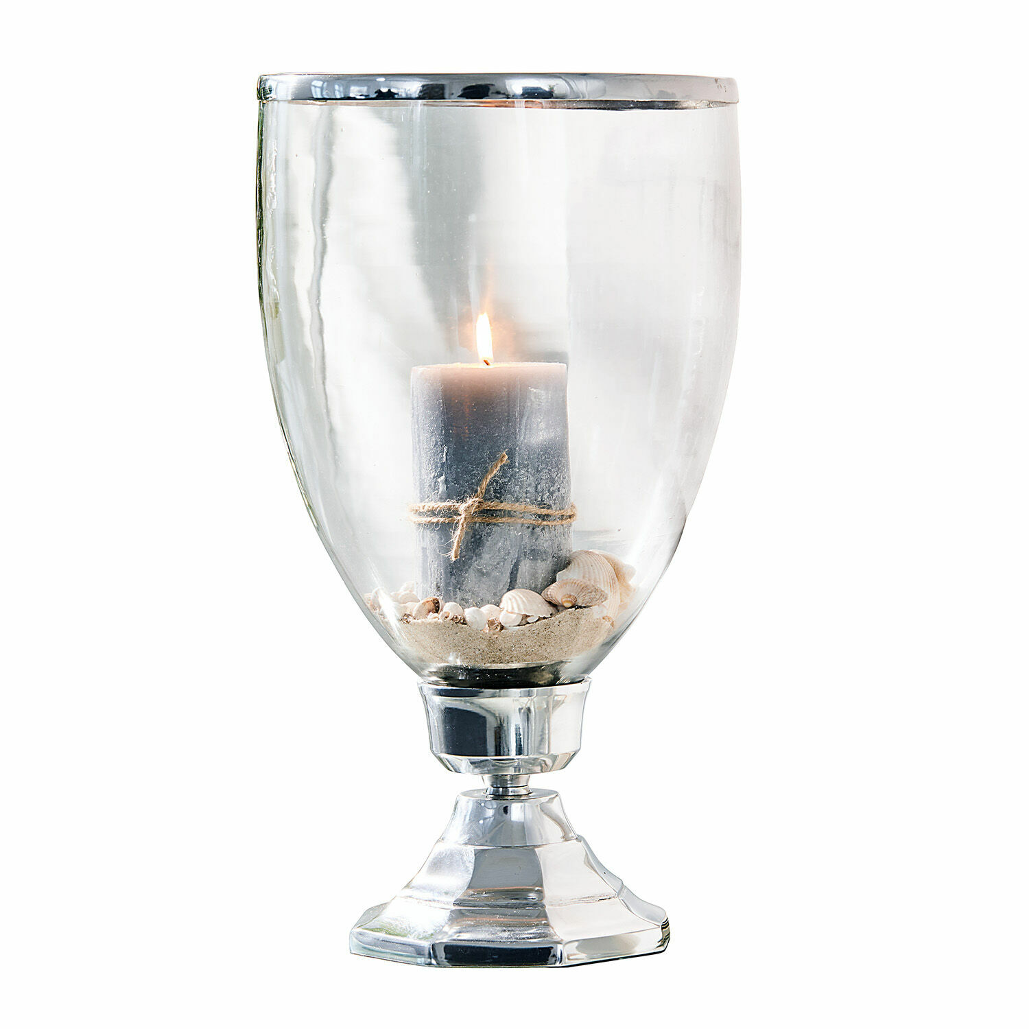 Bougeoir Echelon Photophore en verre avec base en métal et bougie grise sur sable et coquillages, décoration intérieure