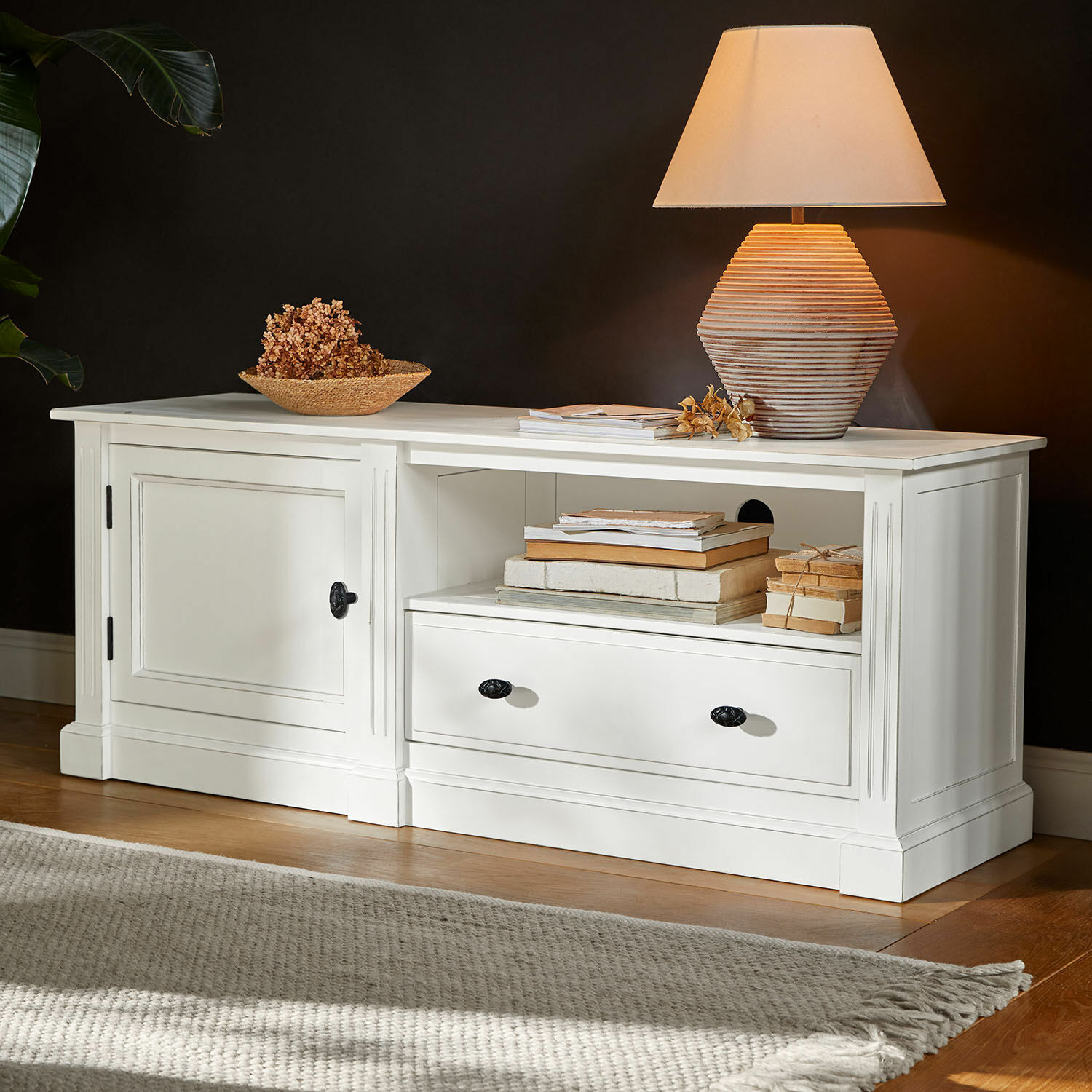 Buffet Lune Sauvage Buffet blanc en bois avec tiroir et porte, lampe décorative et livres posés dessus