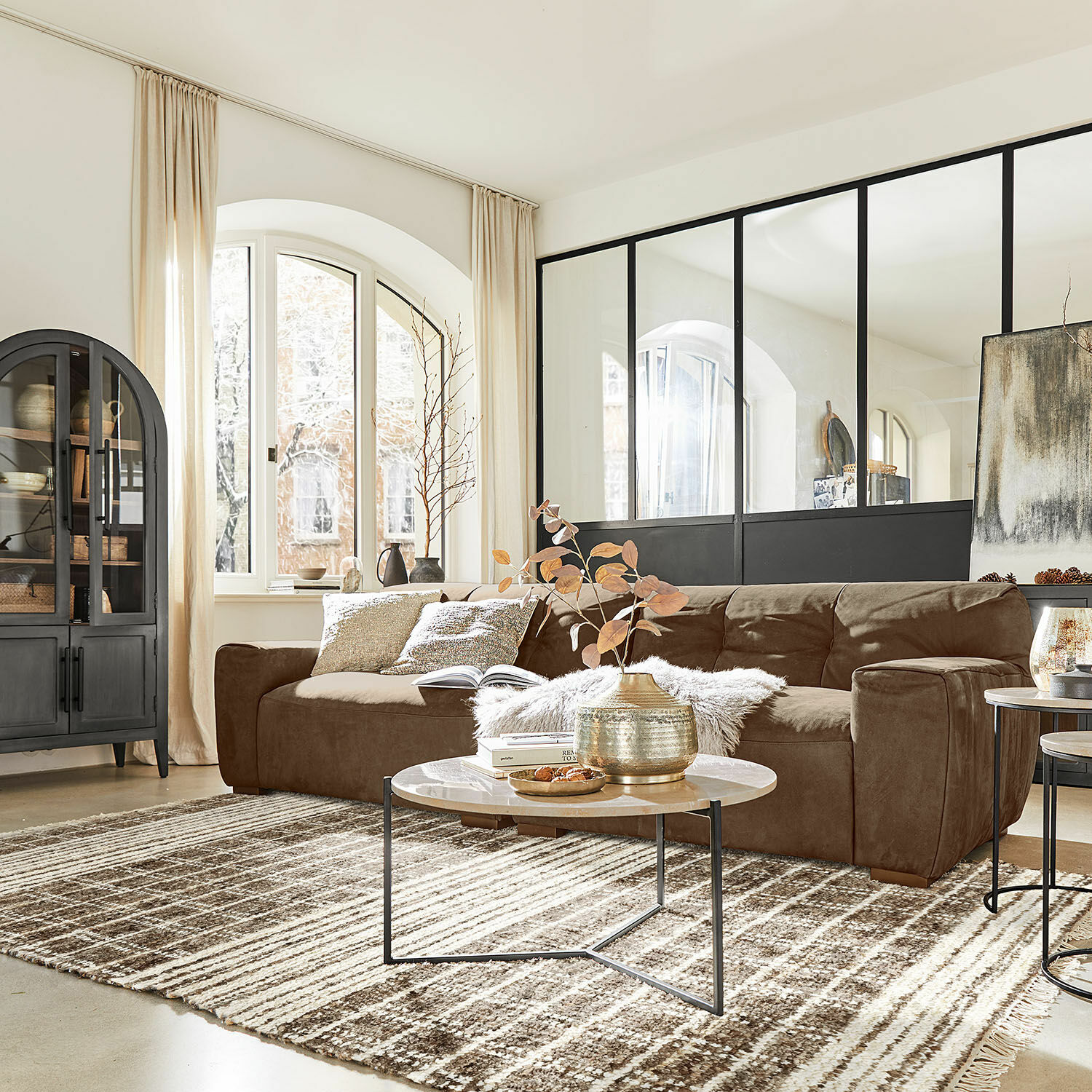 Tapis Berinique Salon chaleureux avec canapé marron en microfibre et tapis clair, meubles modernes et décorations