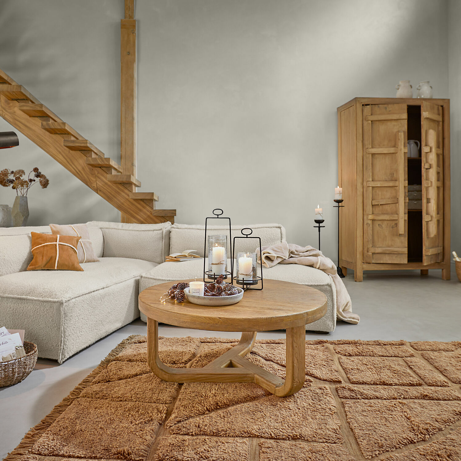 Tapis Volemar Salon chaleureux avec canapé beige, table basse en bois et tapis brun, décoration intérieure moderne