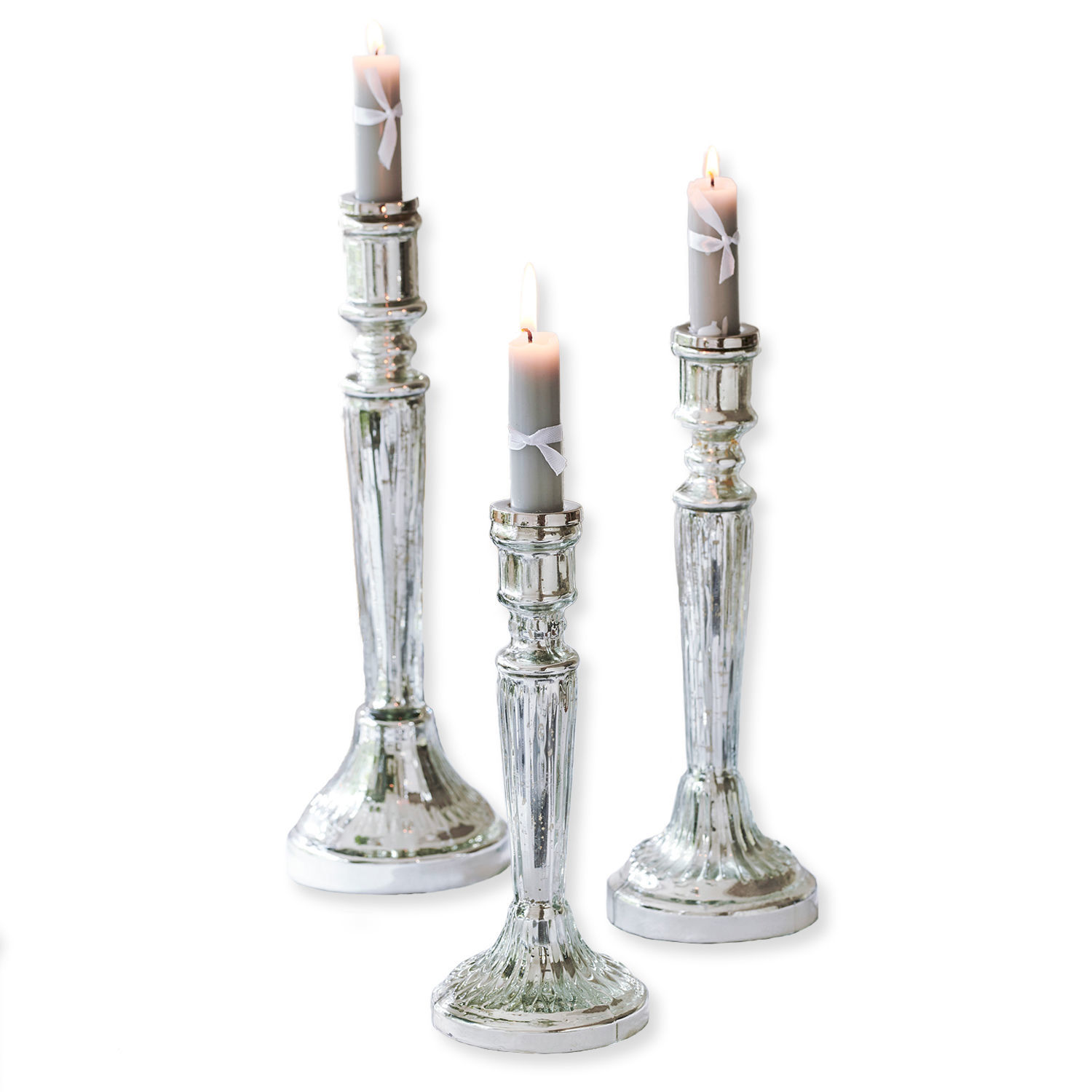 Lot de 3 bougeoirs Riley Ensemble de trois chandeliers argentés avec bougies grises et rubans blancs, décoration élégante