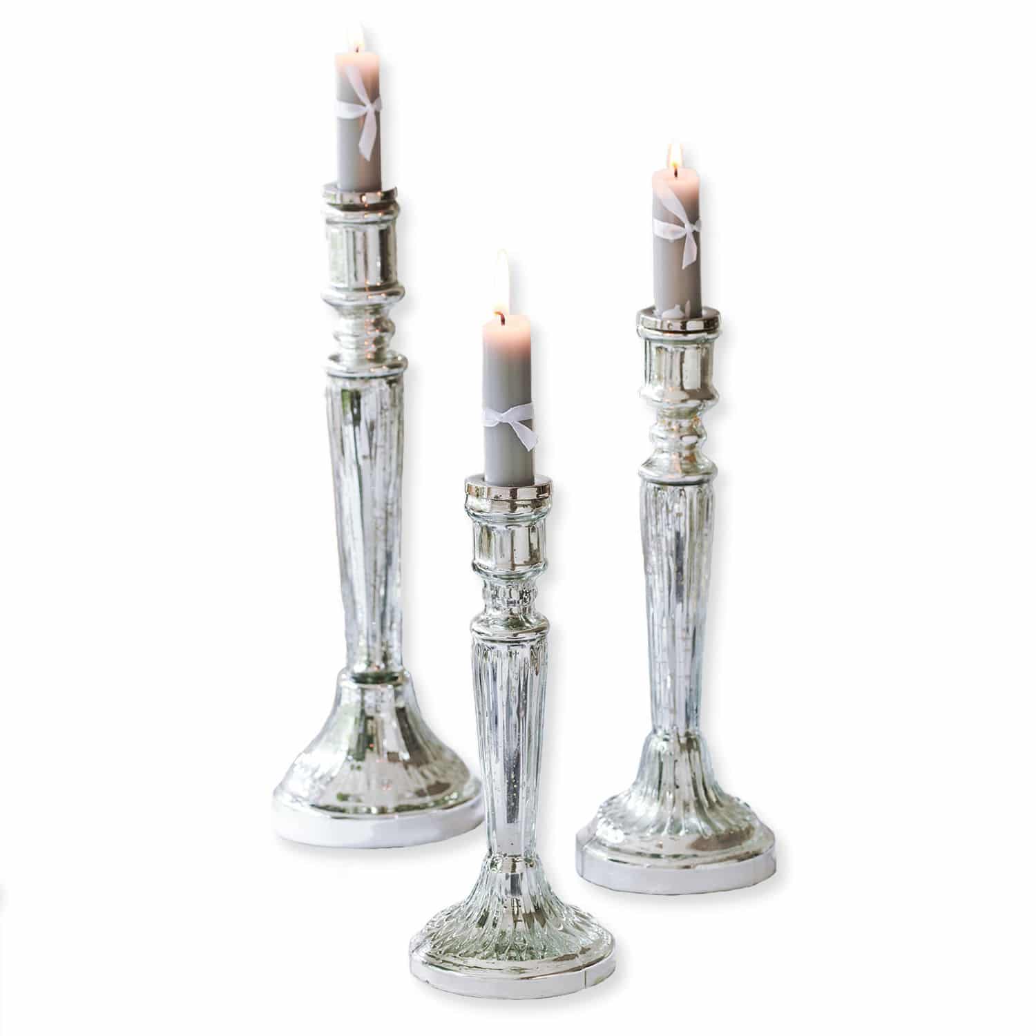 Lot de 3 bougeoirs Riley Ensemble de trois chandeliers argentés avec bougies grises et rubans blancs, décoration élégante