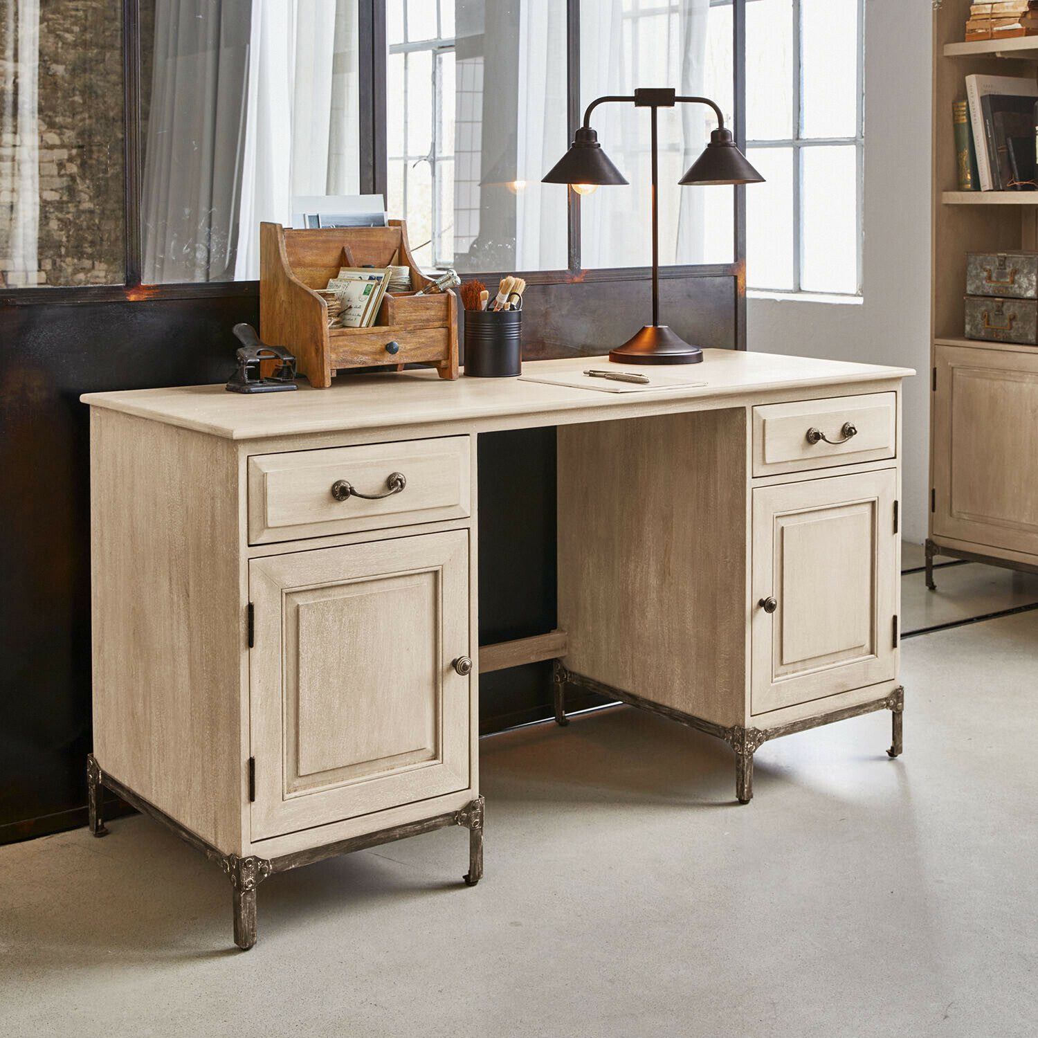 Bureau Aldrics Bureau en bois beige avec pieds en métal et deux tiroirs style vintage pour espace de travail