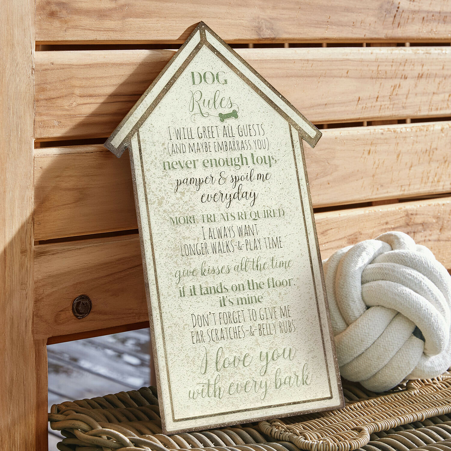 Plaque décorative en forme de maison avec règles pour chien en vert et beige sur fond en bois