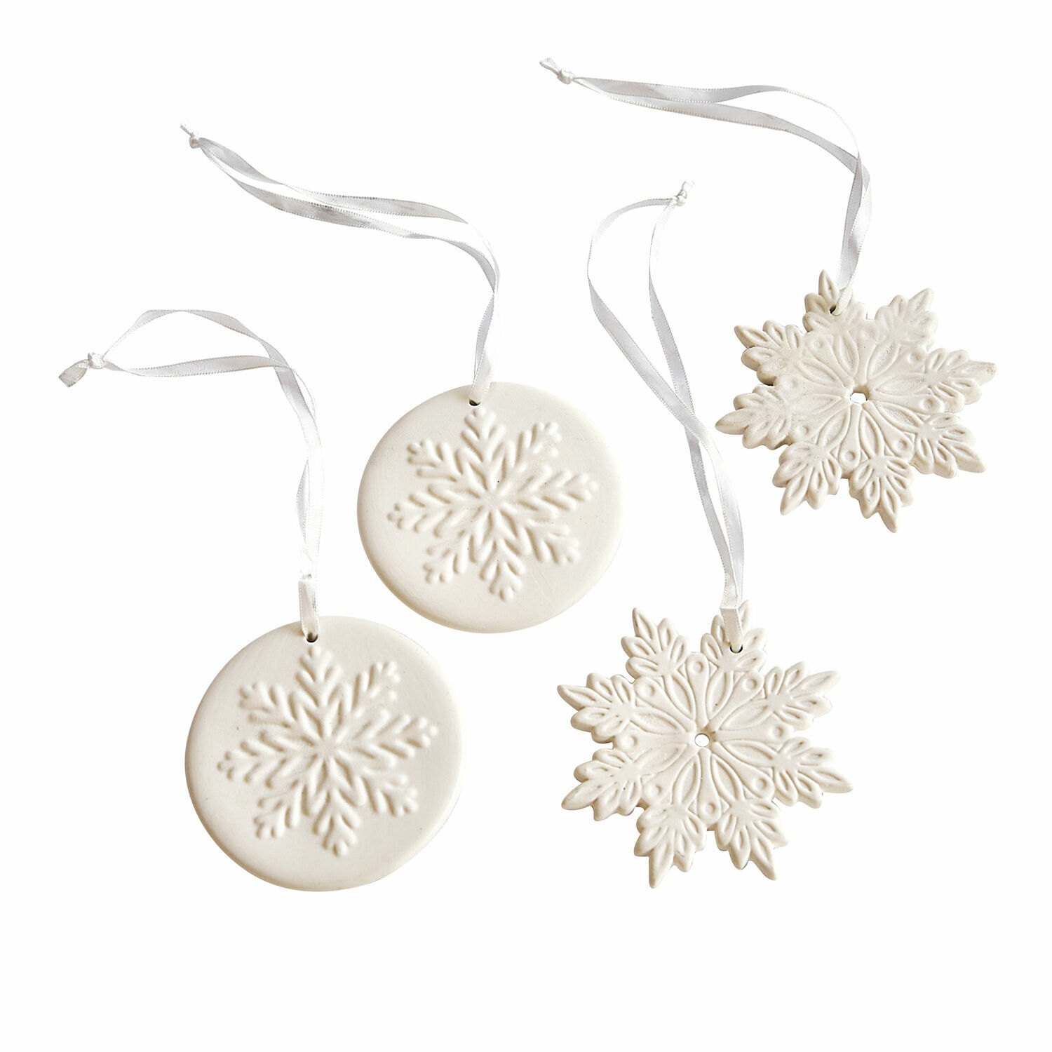 Lot de 4 décorations à suspendre Jorval Décorations de Noël en céramique blanche en forme de flocons de neige avec rubans pour sapin