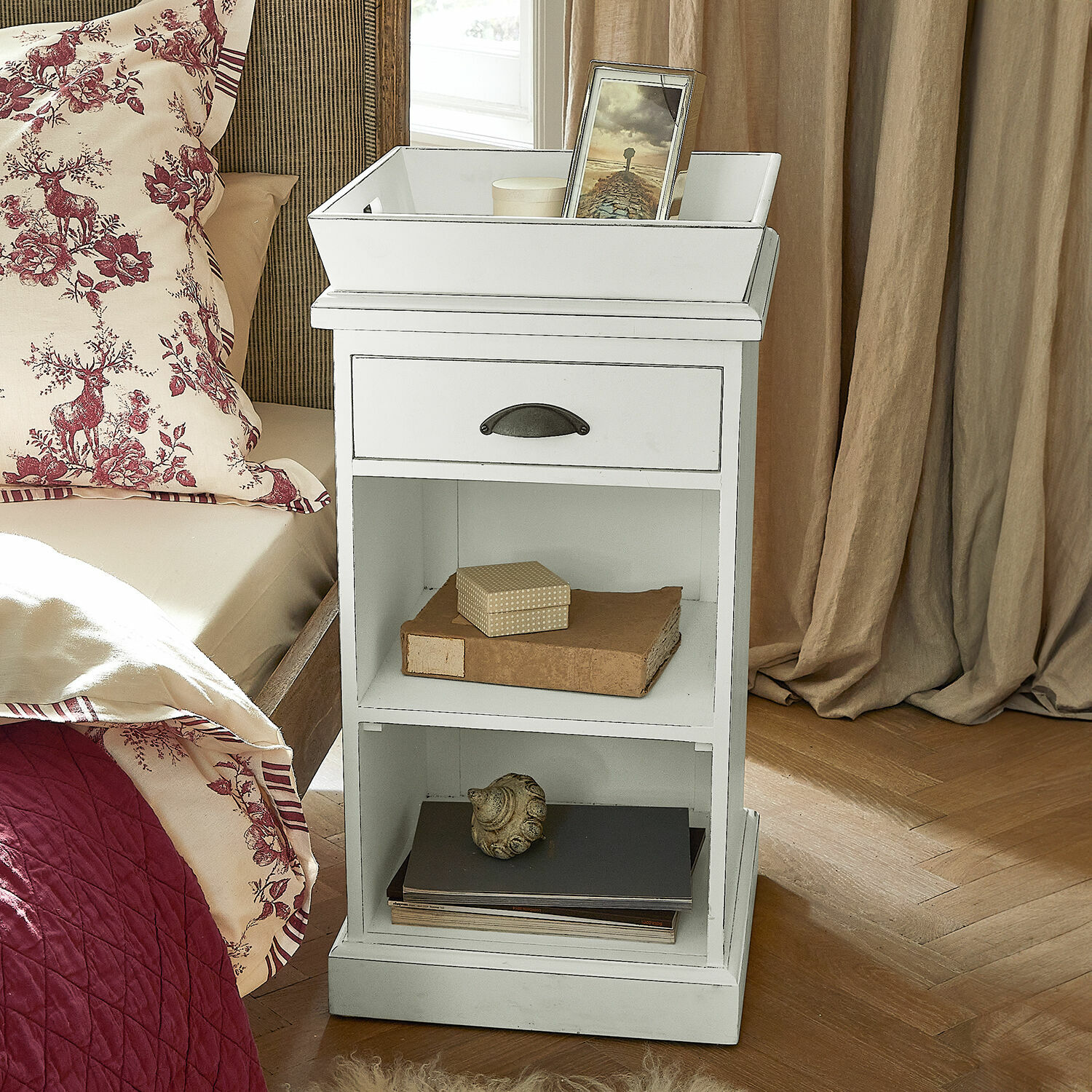 Table de chevet Montarie Table de chevet en bois blanc avec tiroir et étagères, meuble décoratif pour chambre