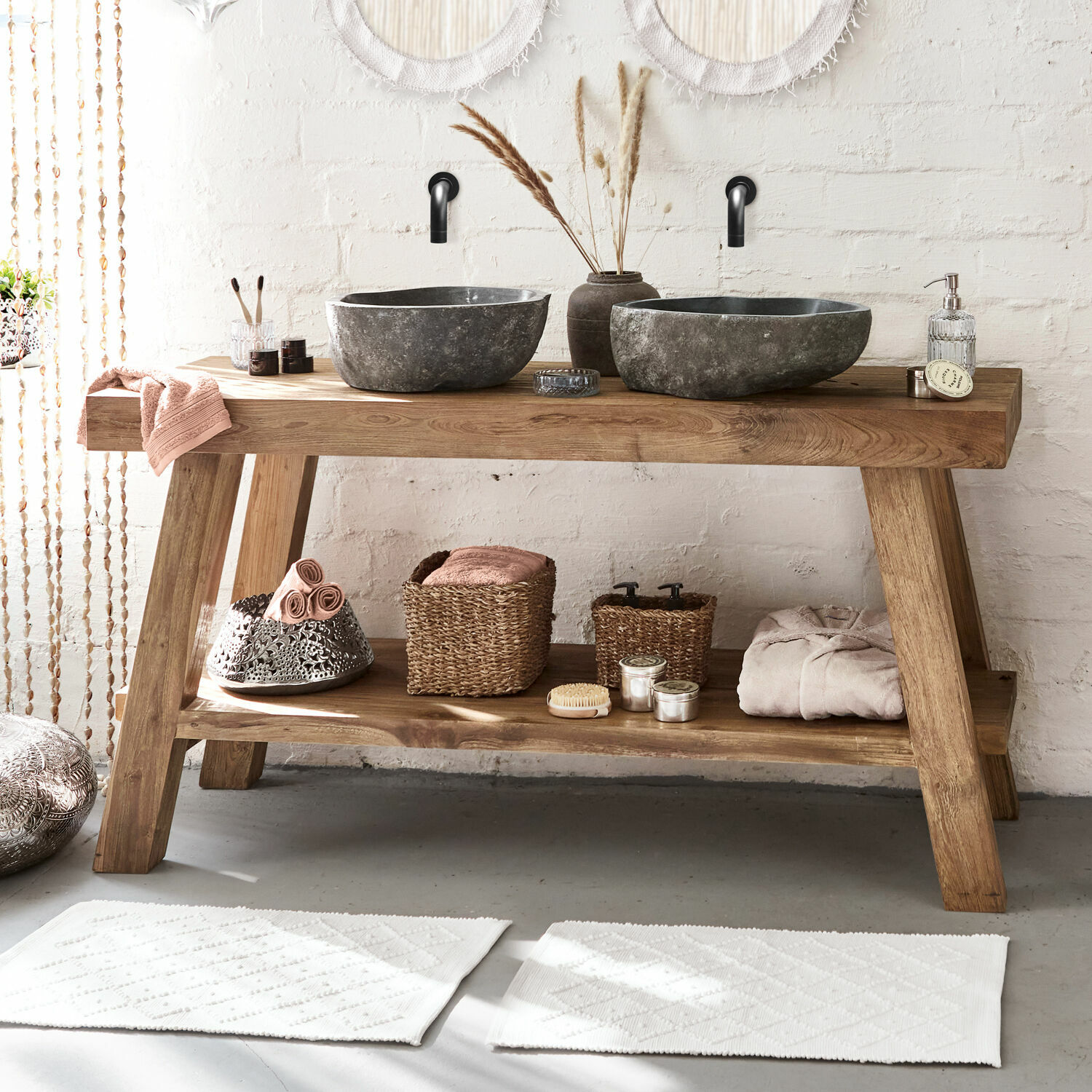 Meuble à double-vasque Eguenigue Console de salle de bain en bois avec vasques en pierre noire et accessoires naturels décoratifs