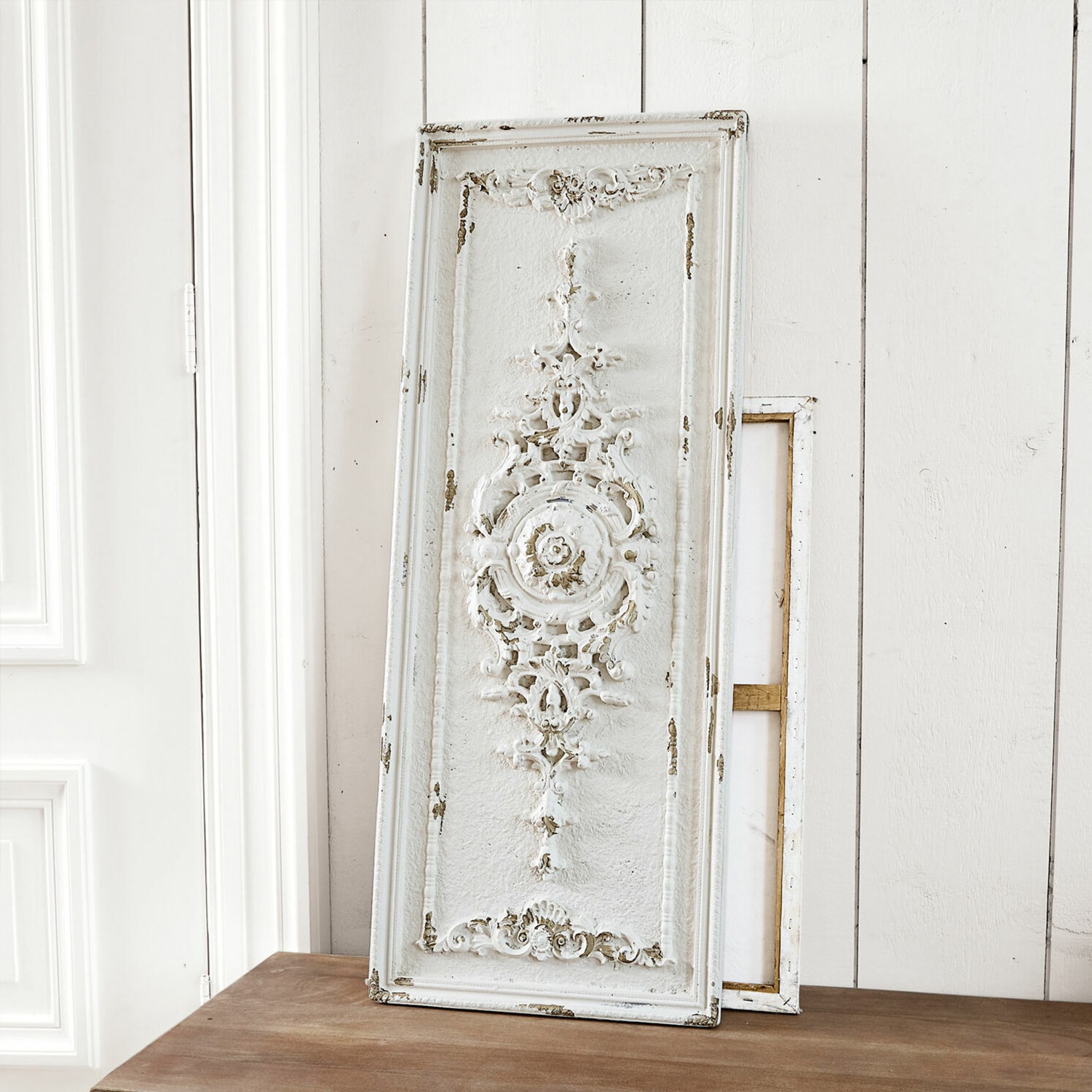 Panneau mural décoratif blanc en bois vieilli avec ornement vintage pour décoration intérieure