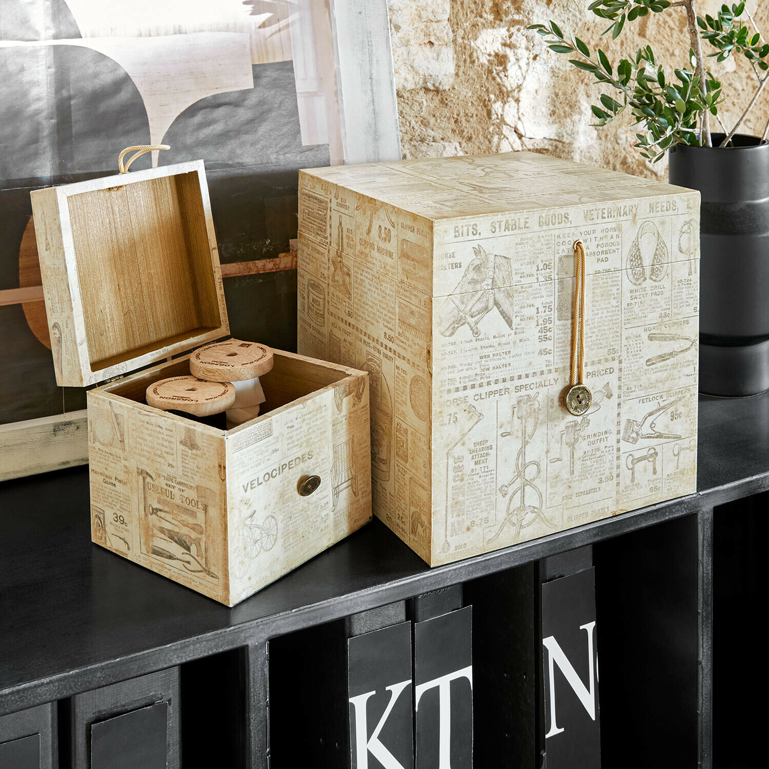 Lot de 2 boîtes Elridge Boîtes décoratives en bois beige avec imprimé vintage posées sur une étagère noire pour rangement