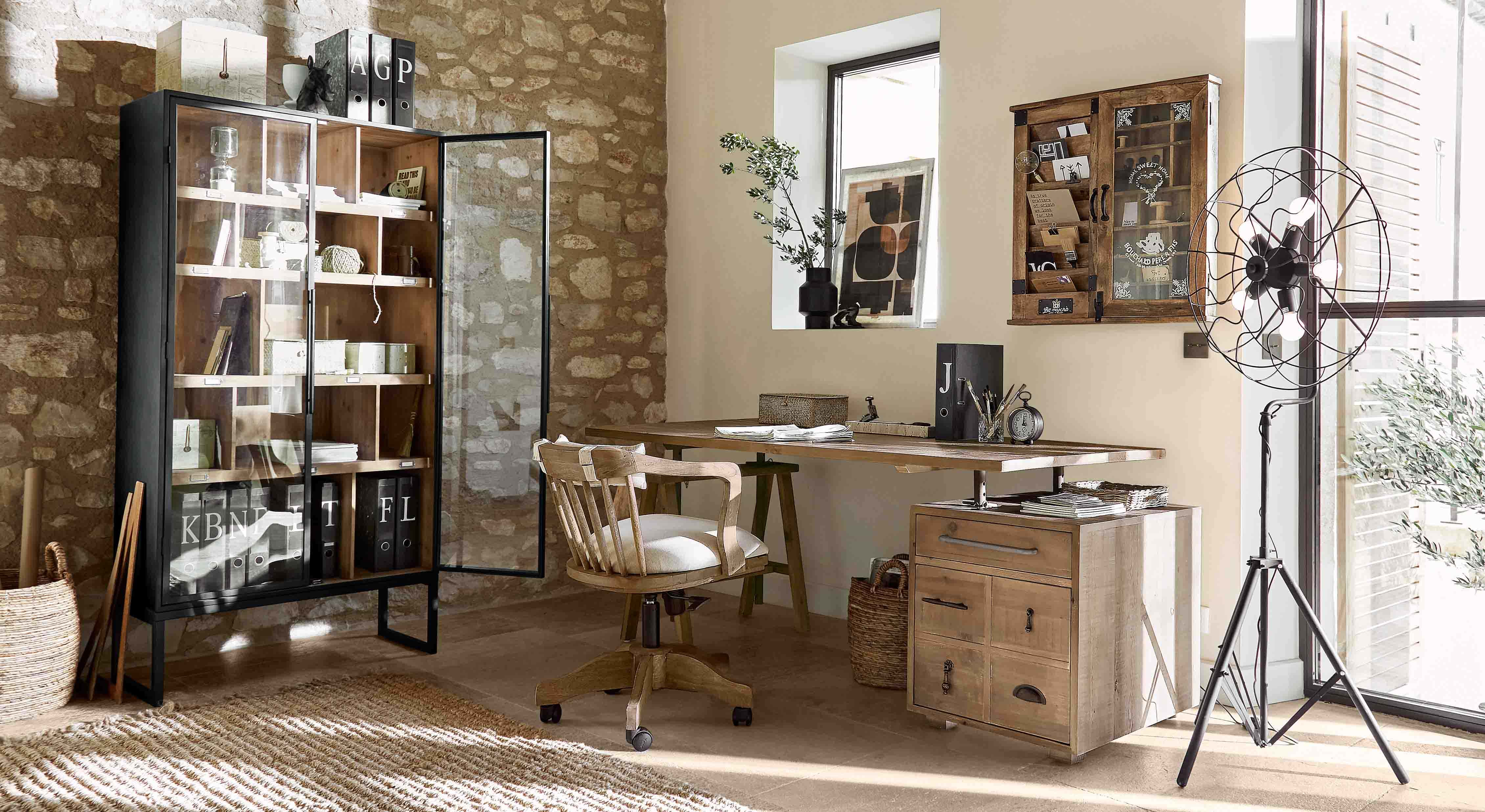 Bureau chaleureux avec bureau en bois, chaise à roulettes et armoire en bois couleur naturelle