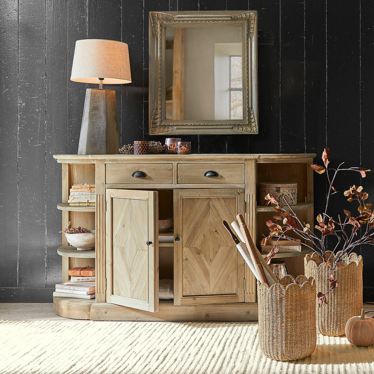 Buffet Tressique Buffet en bois naturel avec tiroirs et étagères, lampe et décorations dans un salon moderne