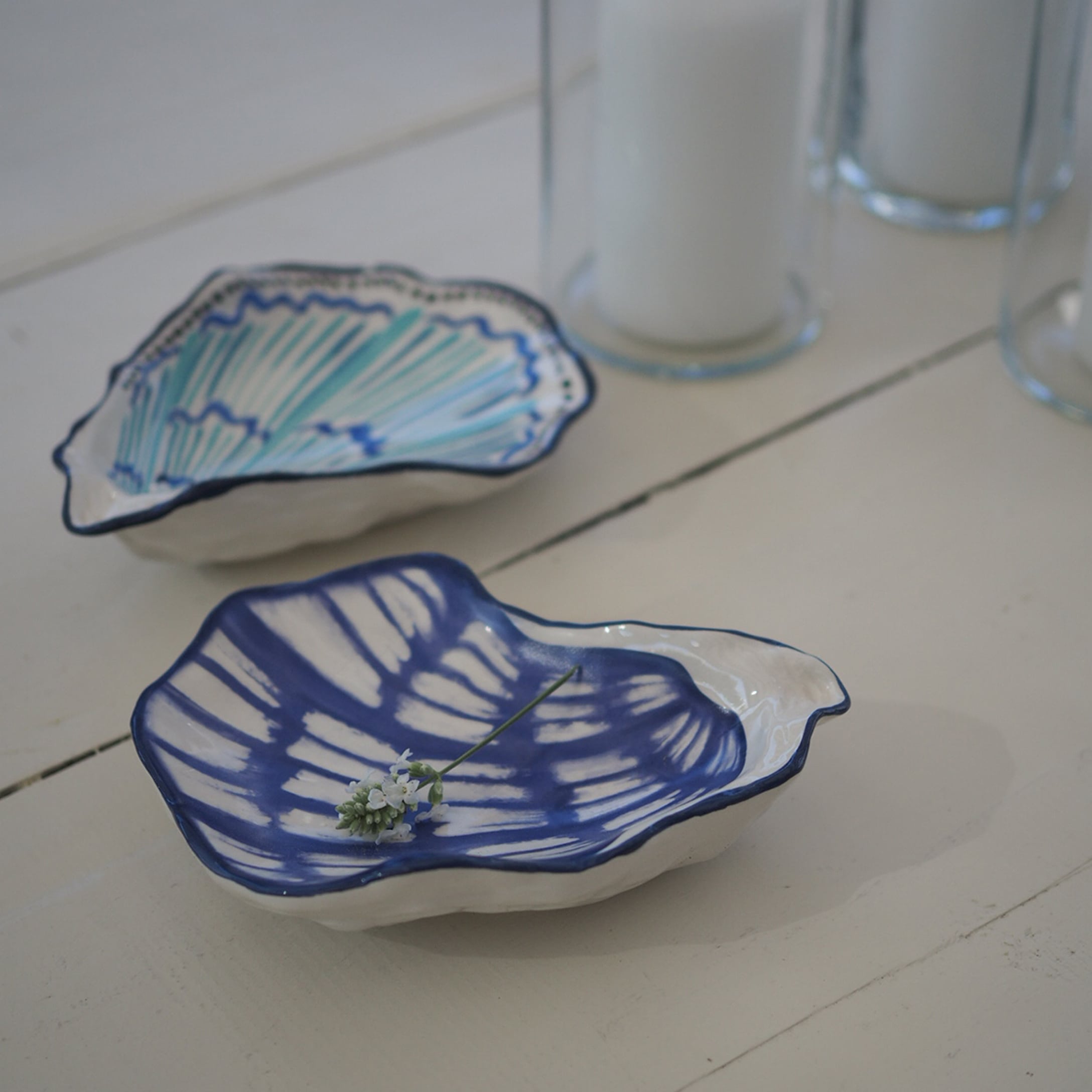 Petites coupelles en céramique en forme de coquillage avec motif bleu sur fond blanc, décoration