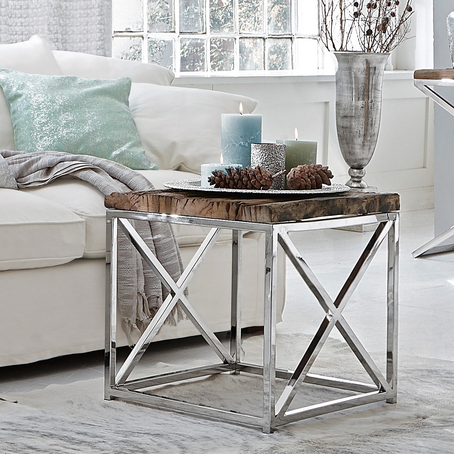 Table d'appoint Conri Table basse avec cadre en métal et plateau en bois naturel dans un salon moderne et lumineux