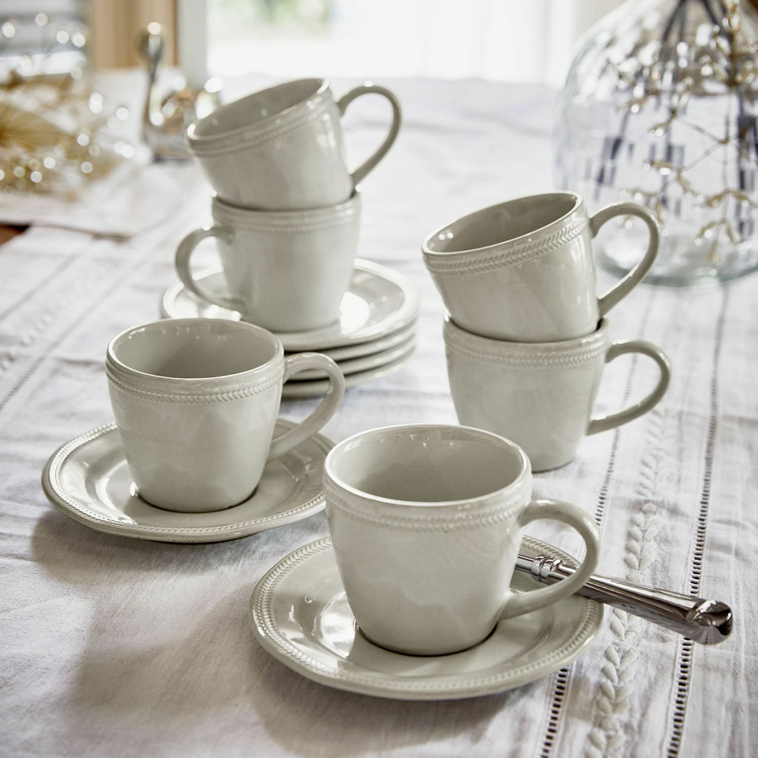 Lot de 6 tasses et soucoupes Norrvik Ensemble de tasses en céramique blanche avec soucoupes sur une nappe blanche pour café et thé