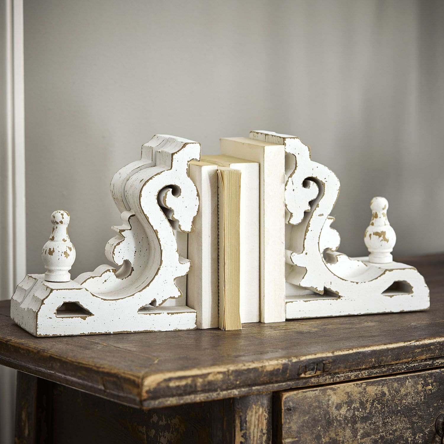 Lot de 2 serre-livres Sami Serre-livres en bois blanc vieilli sur une table en bois, accessoires décoratifs pour la maison