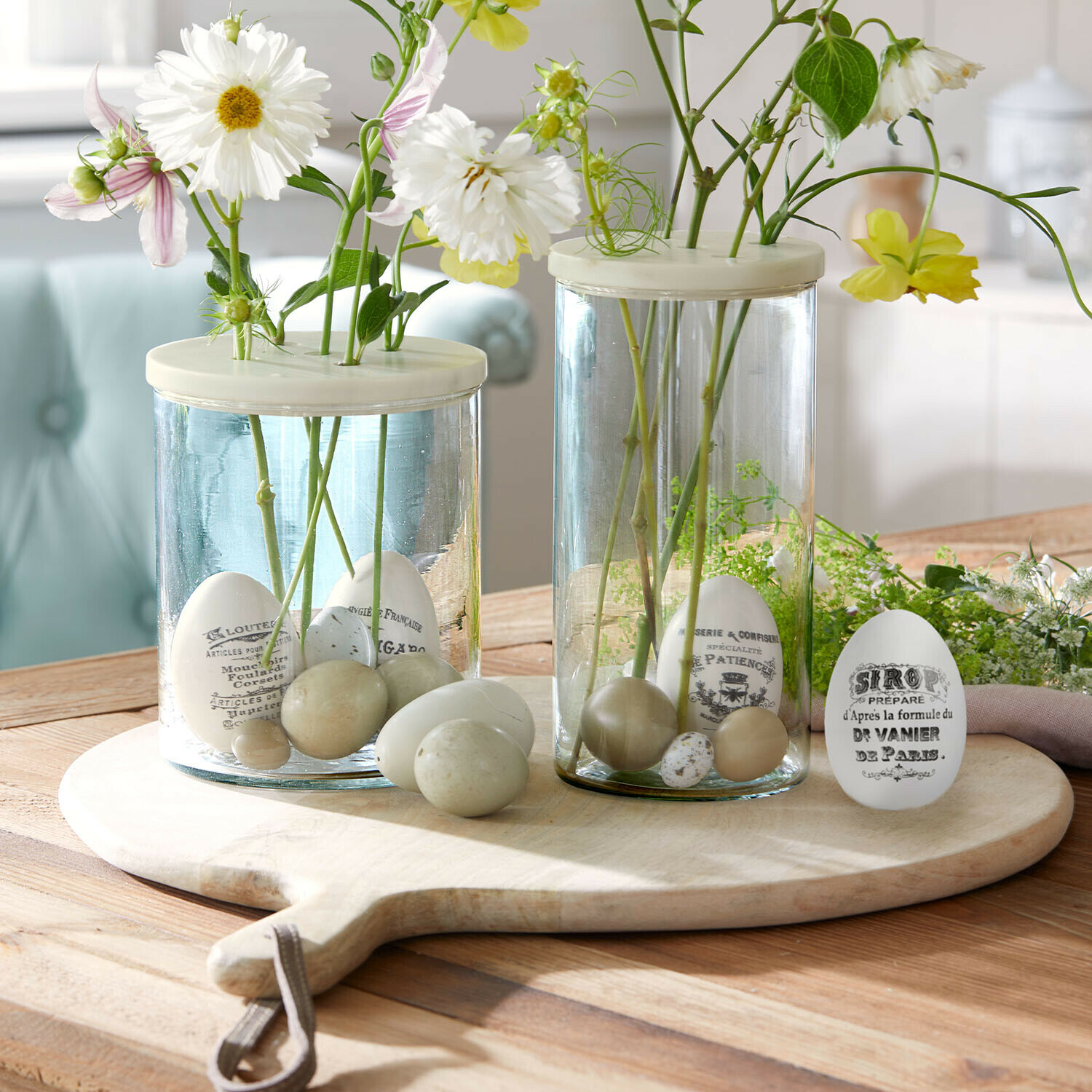 Lot de 4 œufs de Pâques Maison Vélour Vases en verre avec œufs décoratifs blancs et beiges et fleurs sur planche à découper en bois