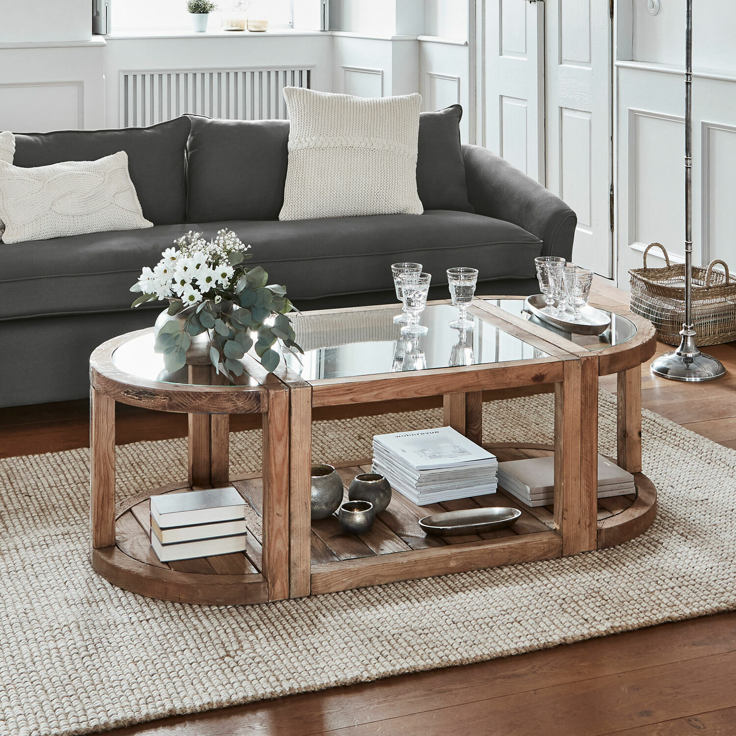 Table basse Hyllorian Table basse ovale en bois et verre sur tapis beige dans un salon moderne et lumineux