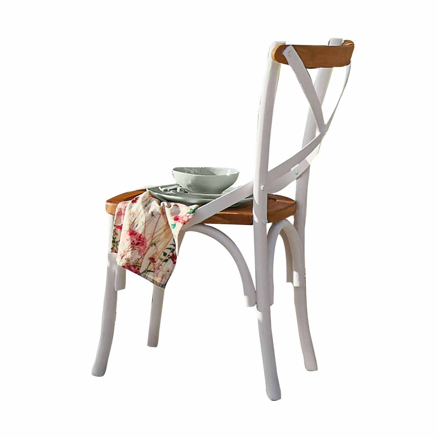 Chaise Kirkdale Chaise en bois blanc avec assise marron, serviette fleurie et vaisselle posées dessus