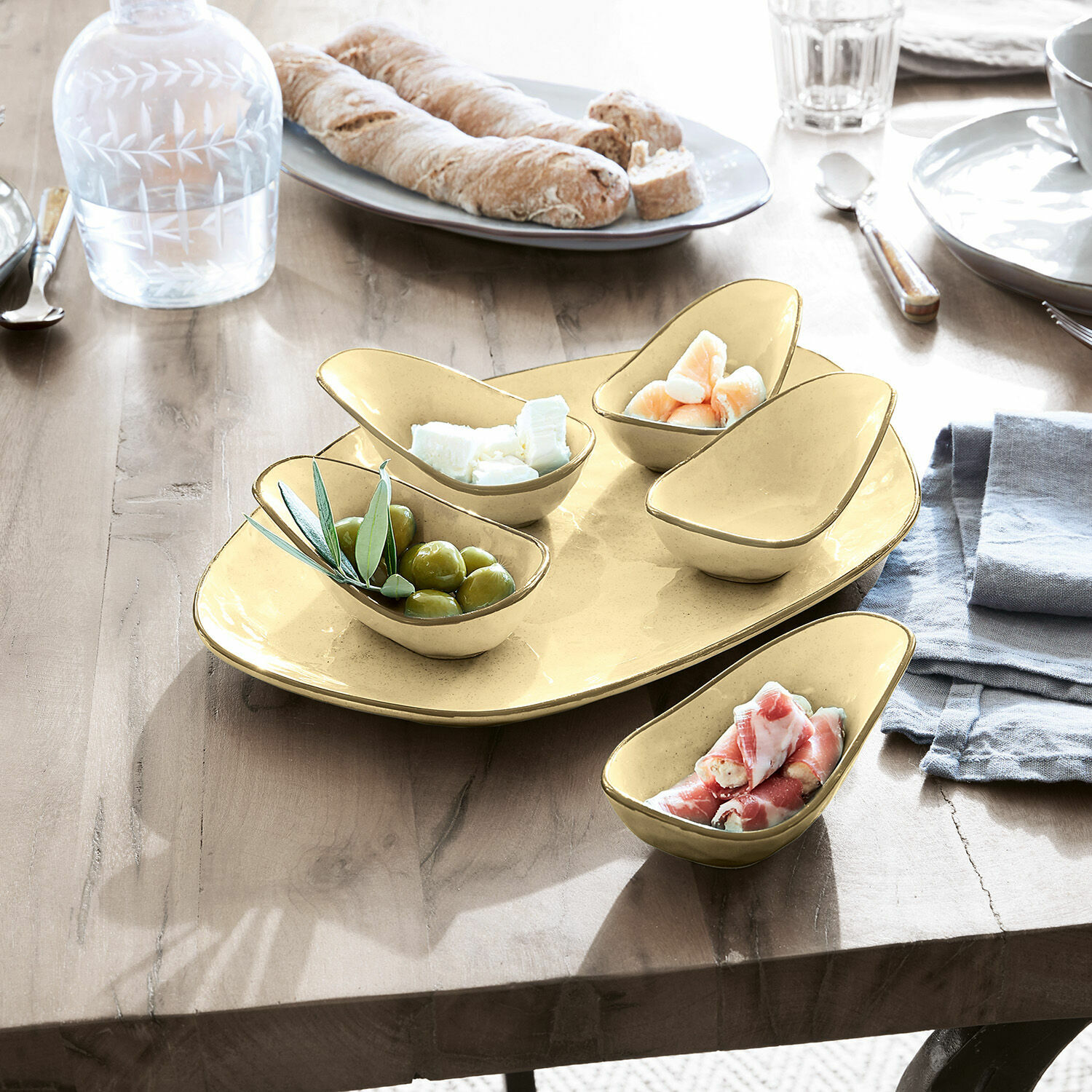Lot de coupelles, 6 pièces Biarré Ensemble de bols en céramique jaune pour apéritifs sur table en bois avec olives et fromage