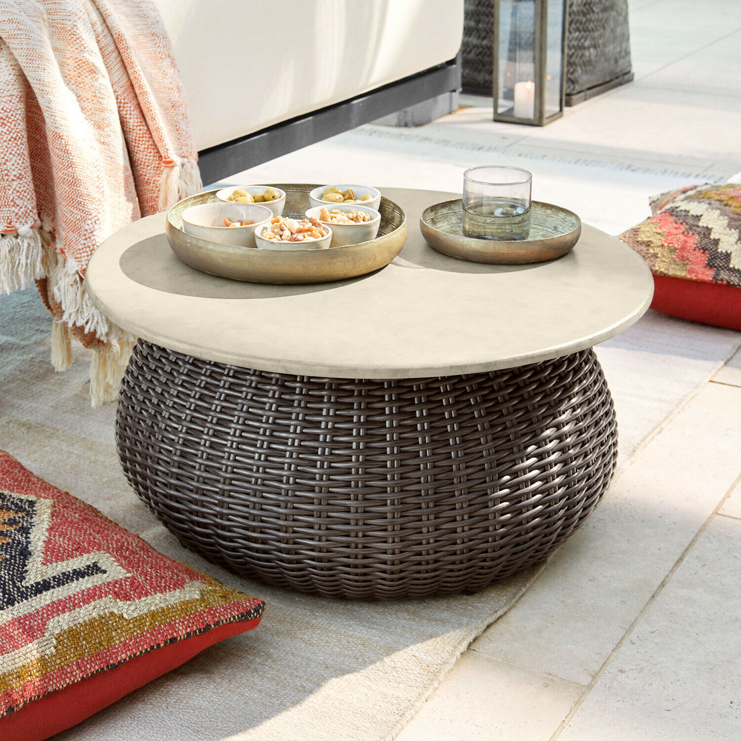 Table basse Tarevo Table basse ronde en rotin brun avec plateau clair, parfaite pour jardin et terrasse