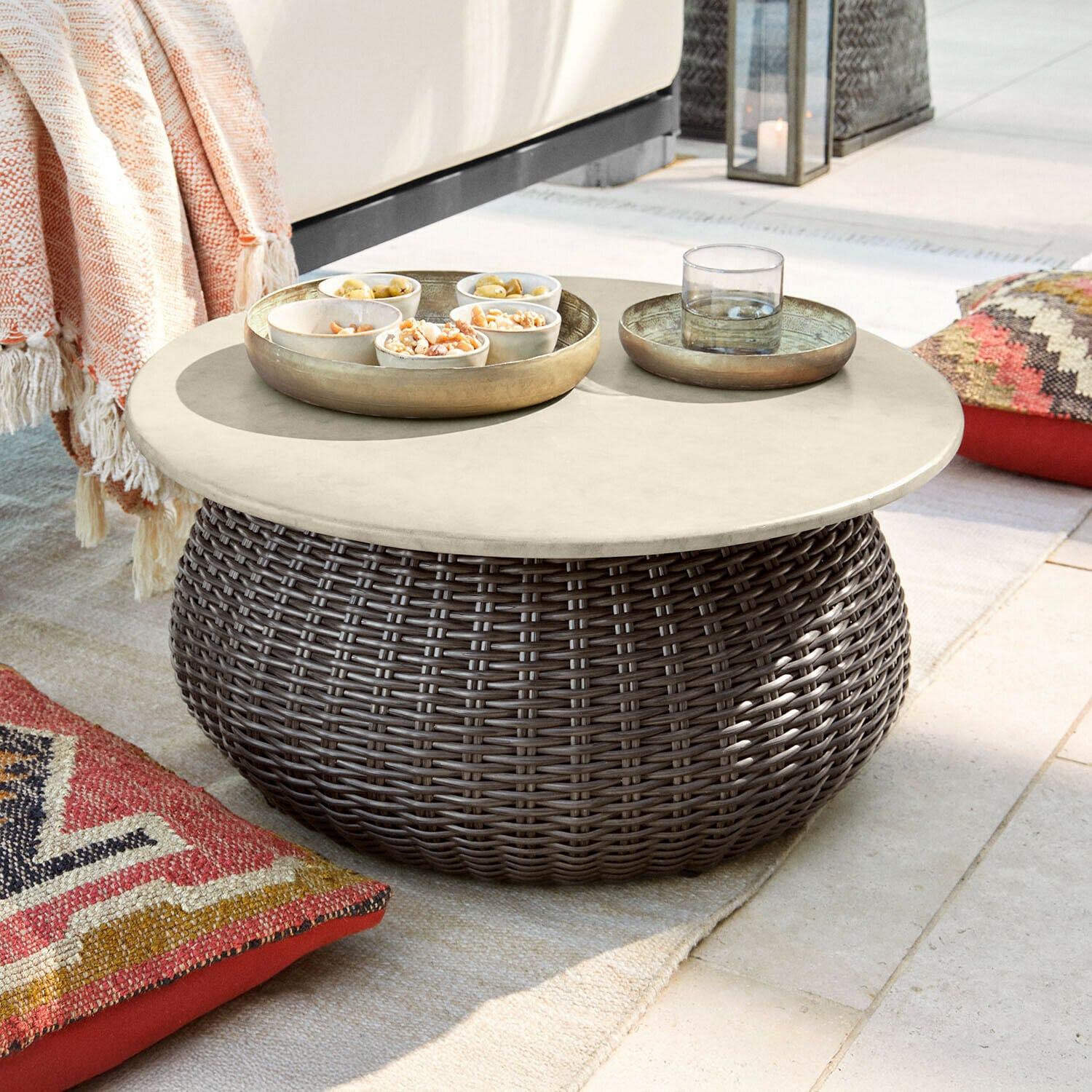 Table basse Tarevo Table basse ronde en rotin brun avec plateau clair, parfaite pour jardin et terrasse