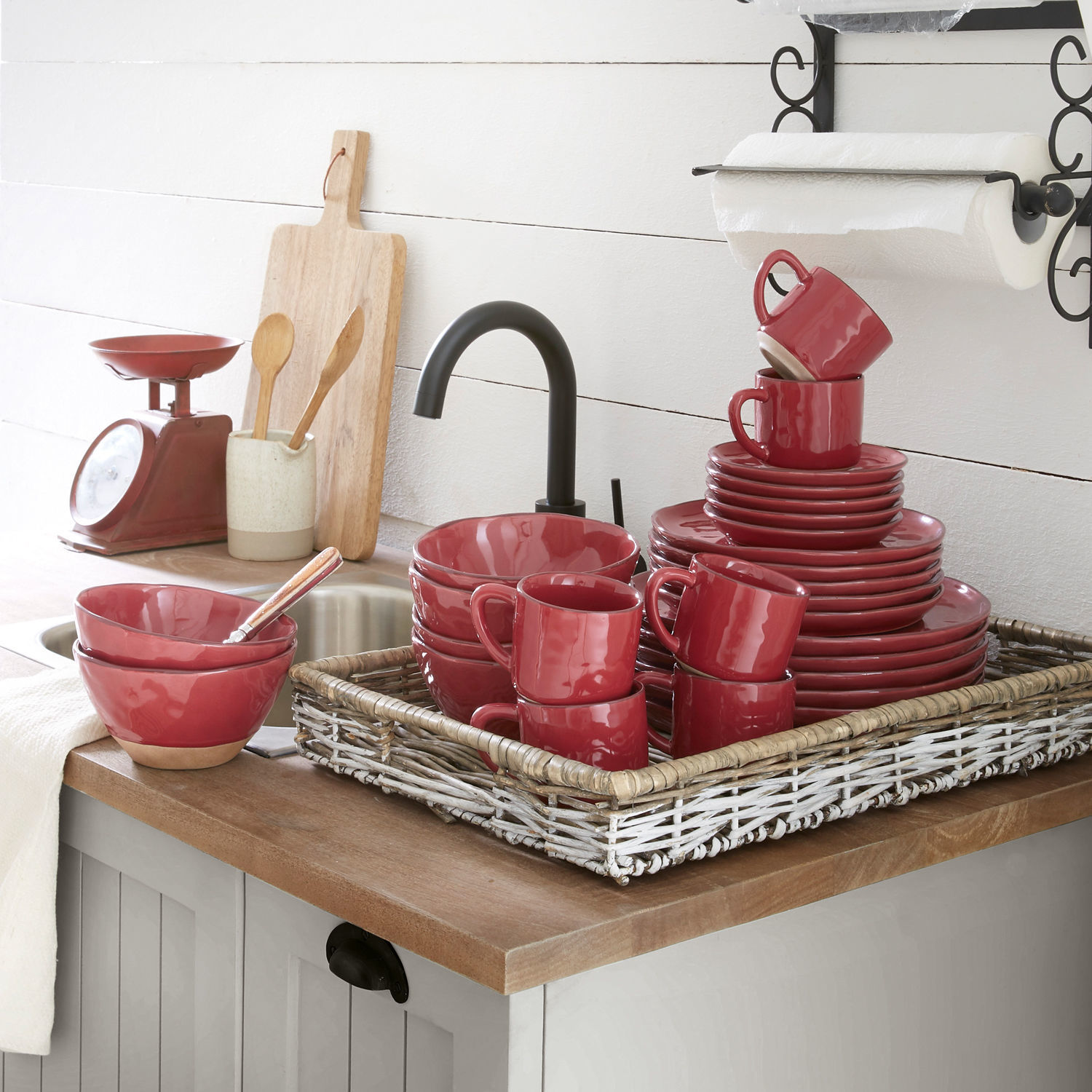 Service 30 pièces Biarré Ensemble de vaisselle en céramique rouge avec tasses, assiettes et bols sur plan de travail en bois