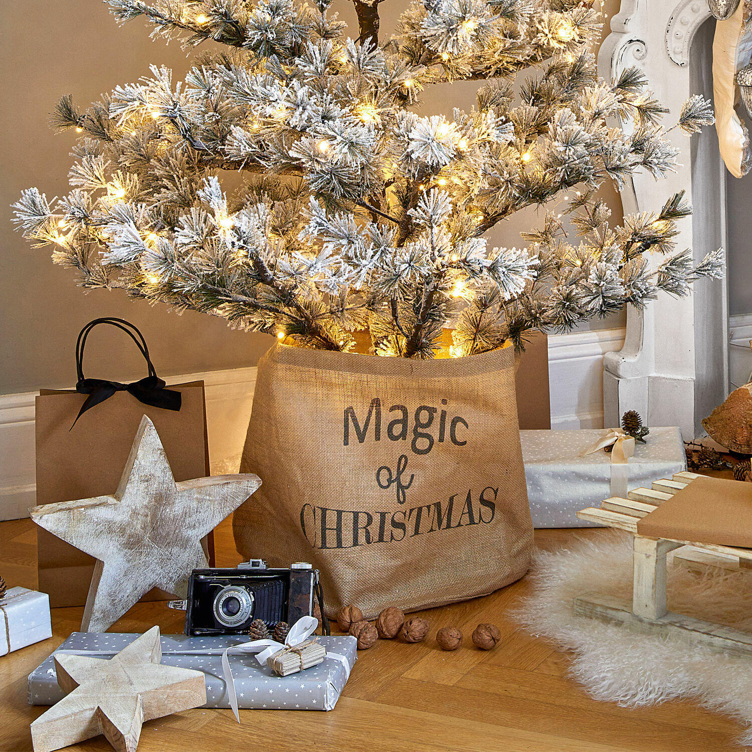 Panier en tissu Magic Sapin artificiel enneigé dans une housse en jute avec inscription Magic of Christmas et décorations de Noël