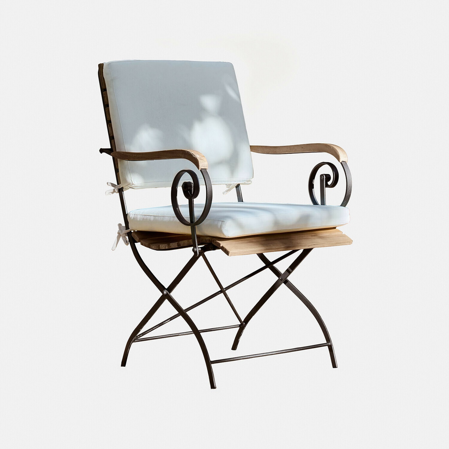 Chaise Iker Chaise de jardin avec cadre en métal, accoudoirs en bois et coussin bleu clair, mobilier extérieur