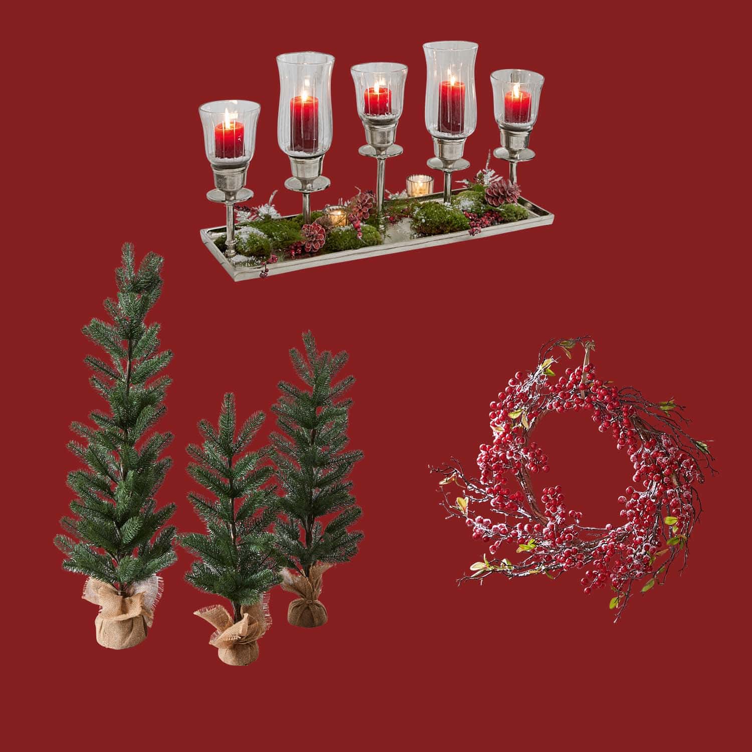 Ensemble de décoration de Noël avec bougies rouges dans des photophores en verre, sapins artificiels et couronne de baies rouges