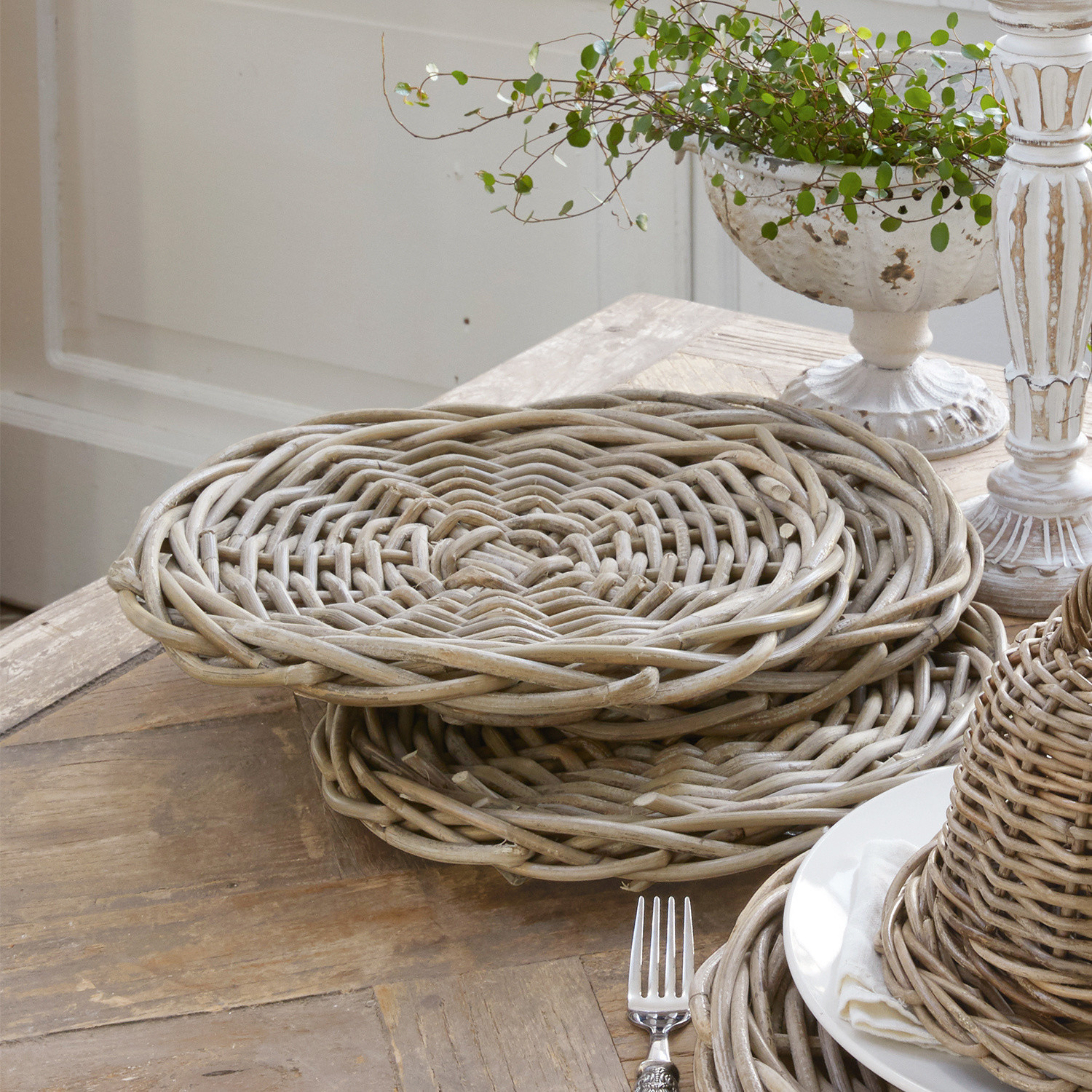 Lot de 2 plateaux de présentation en rotin Bland Assiettes rondes en rotin tressé couleur naturelle sur table en bois, décoration de table rustique