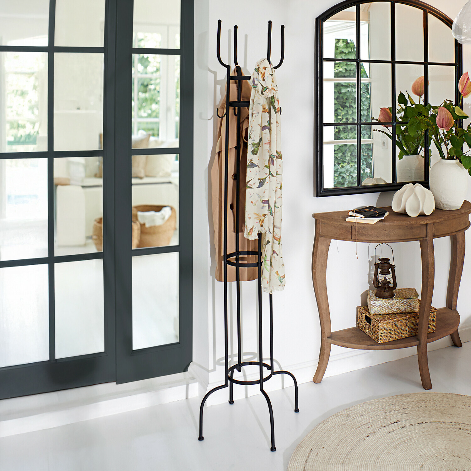 Portemanteau York Porte-manteau en métal noir dans un hall lumineux avec console en bois et miroir