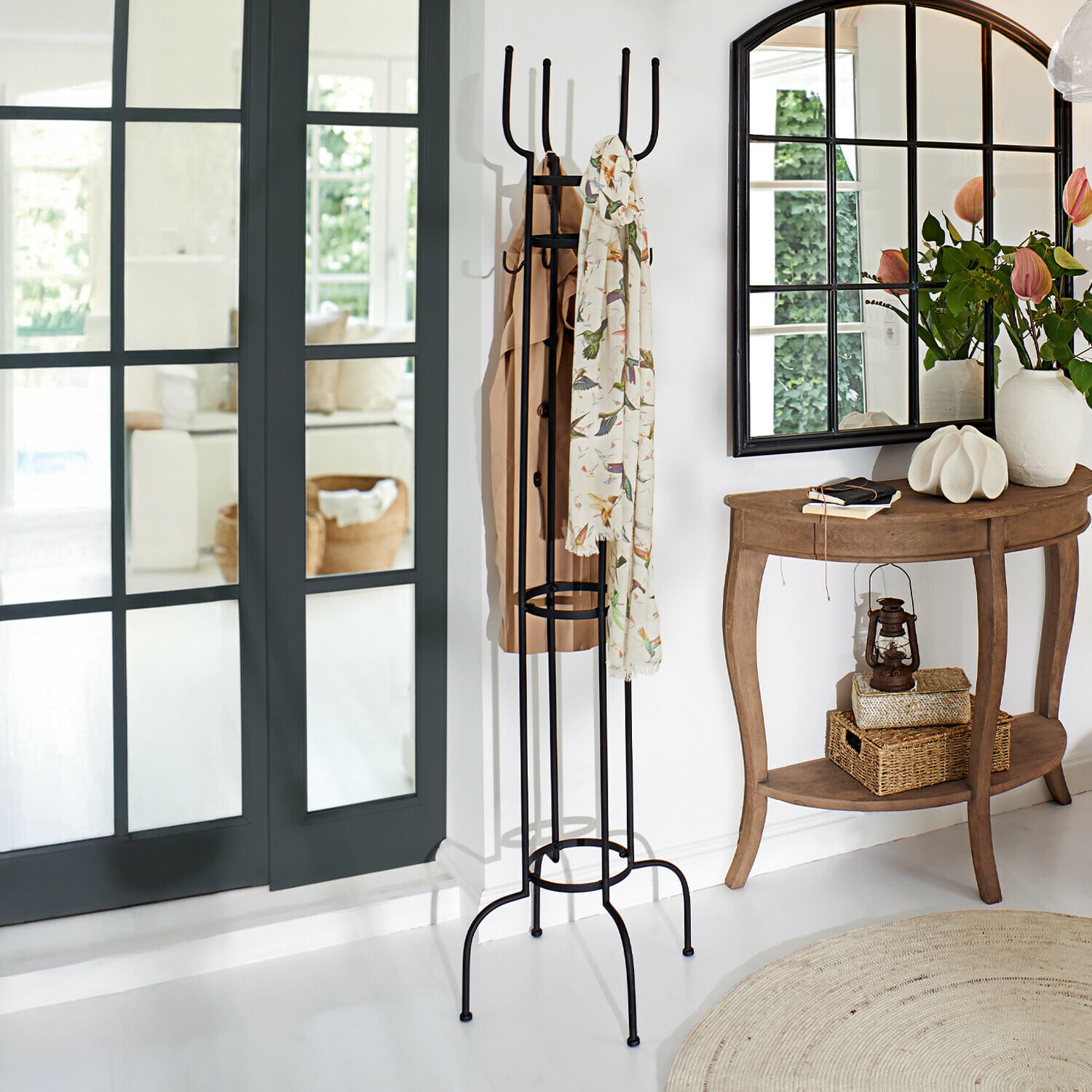 Portemanteau York Porte-manteau en métal noir dans un hall lumineux avec console en bois et miroir