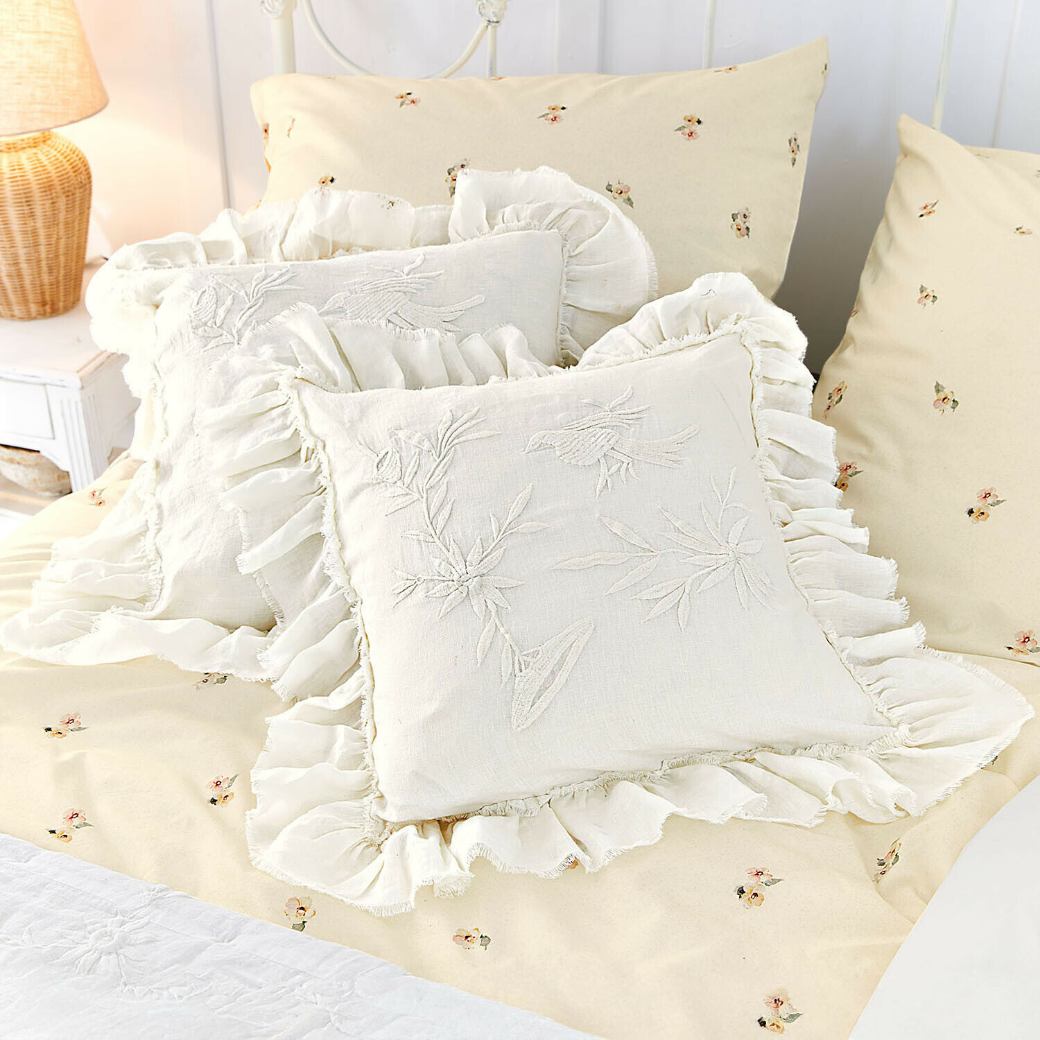 Lot de 2 housses de coussins Norwyn Parure de lit beige à petites fleurs avec coussins en lin crème à volants et broderies d'oiseaux