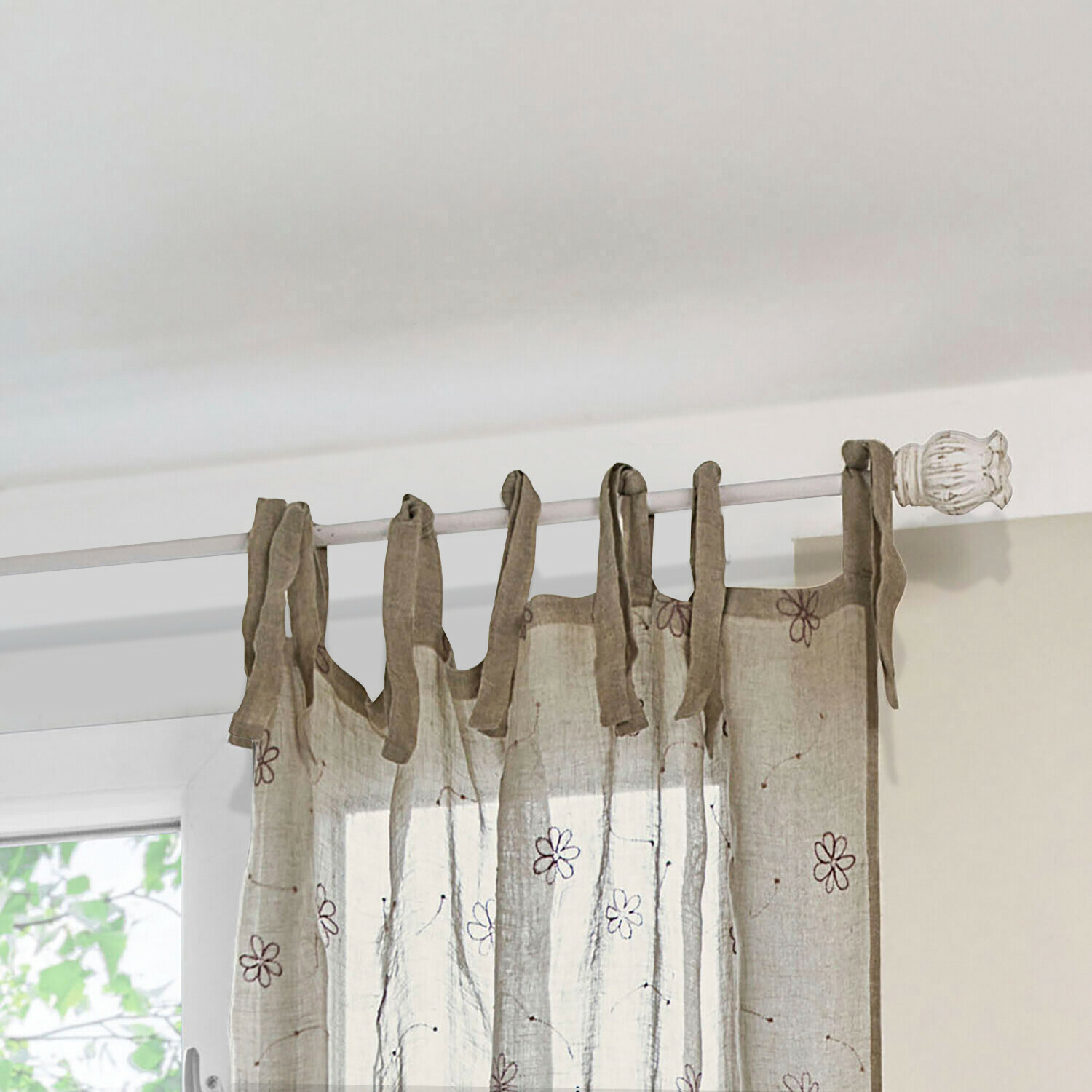 Rideau en lin transparent beige avec motifs floraux marron et liens noués sur tringle blanche