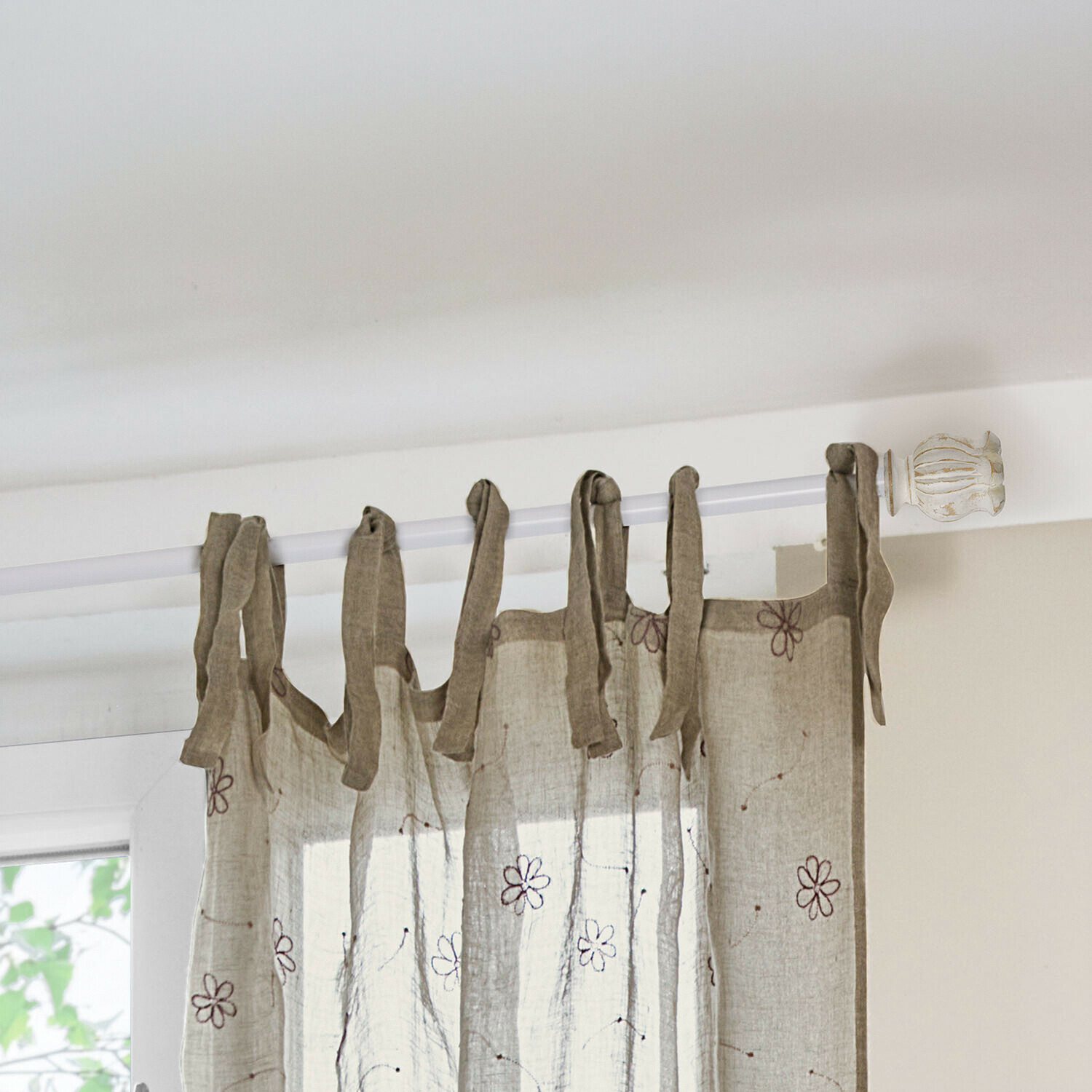 Tringle à rideaux Bellevoire Rideau en lin transparent beige avec motifs floraux marron et attaches à nouer sur tringle à rideau