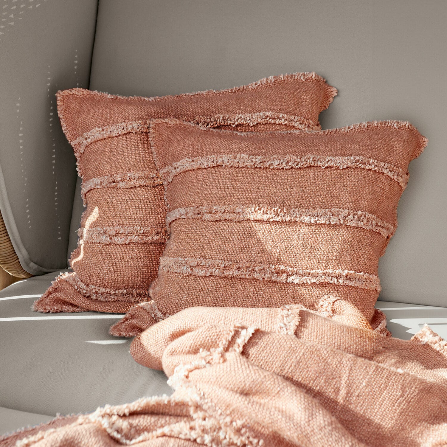 Lot de 2 housses de coussins Allanton Coussins décoratifs roses et plaid en tissu doux sur canapé gris pour salon cosy