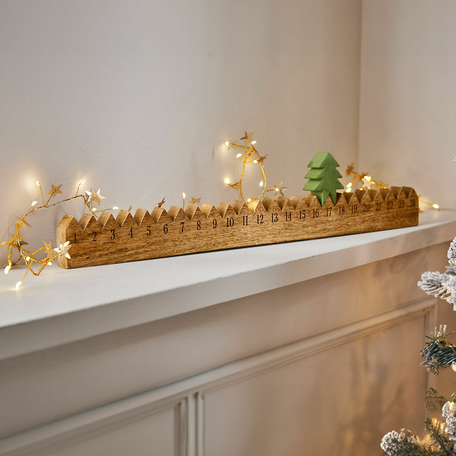 Calendrier de l’Avent Ciloren Calendrier de l'Avent en bois avec sapin vert et guirlande lumineuse LED sur étagère blanche, déco de Noël
