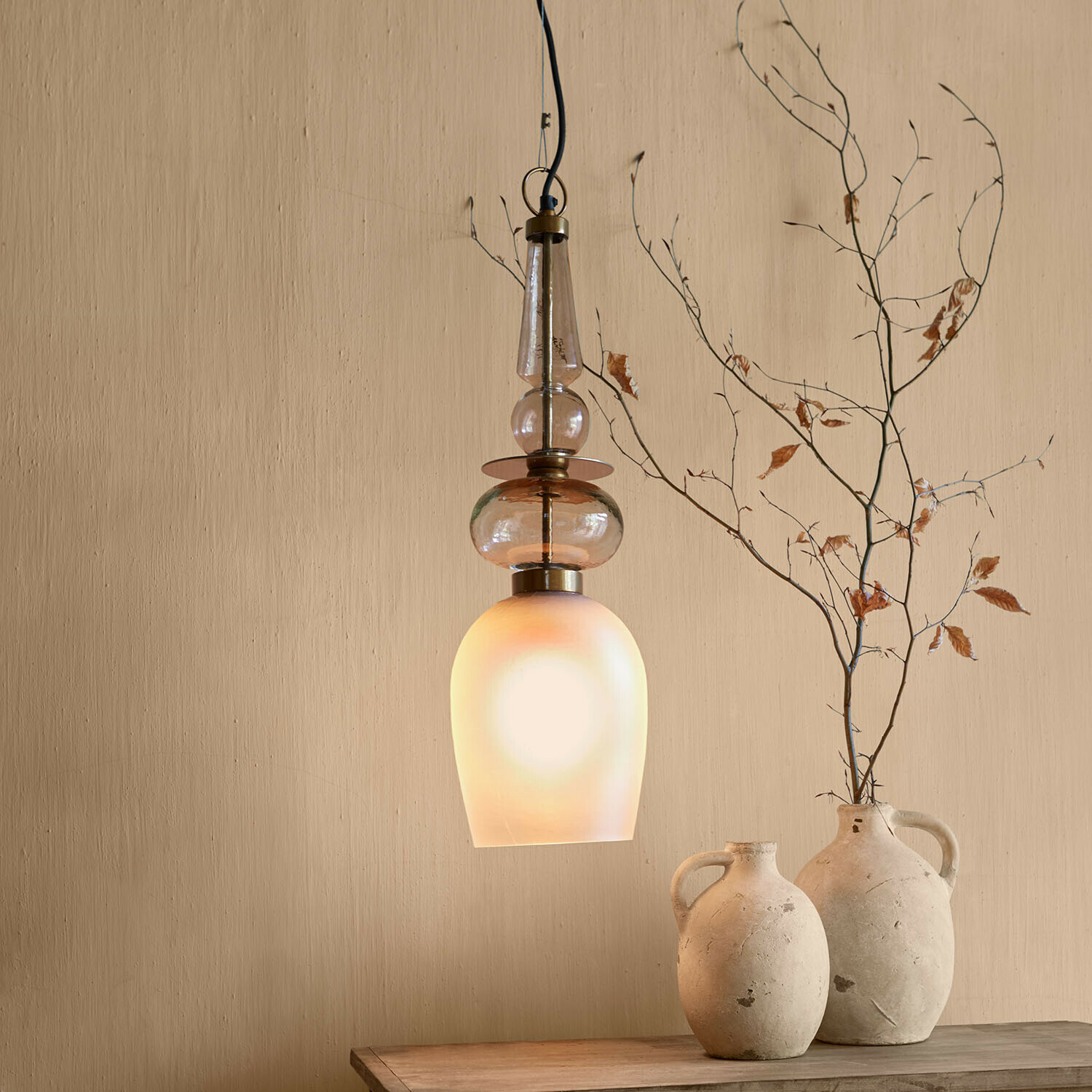 Suspension Vélomiane Suspension en verre dépoli avec éléments en laiton dans un intérieur beige chaleureux