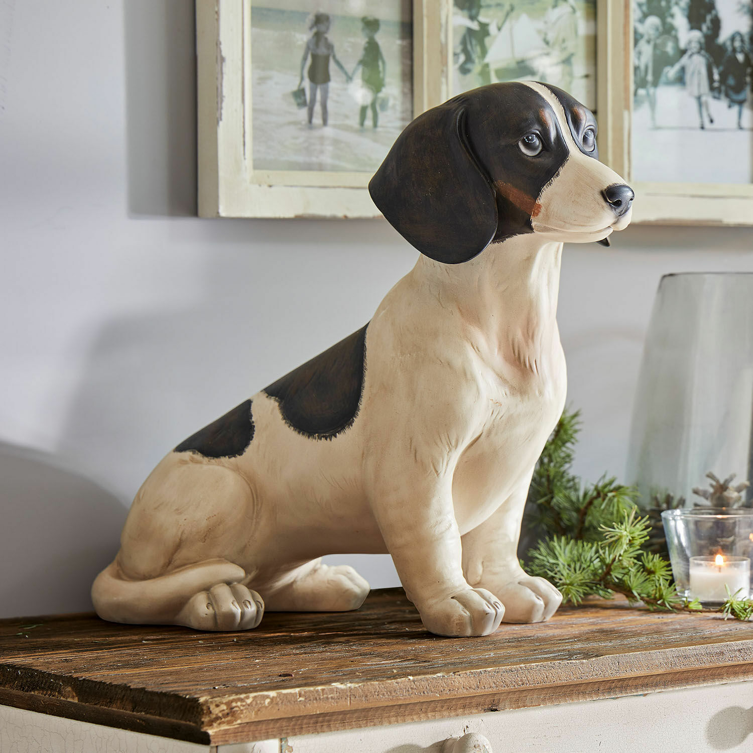 Chien décoratif Bryan Statue de chien en résine beige et noir posée sur une surface en bois pour décoration intérieure