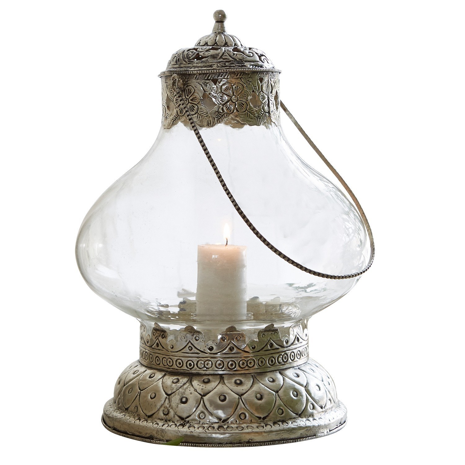 Lanterne Kaela Lanterne en verre avec base et couvercle en métal argenté orné, bougie allumée à l'intérieur