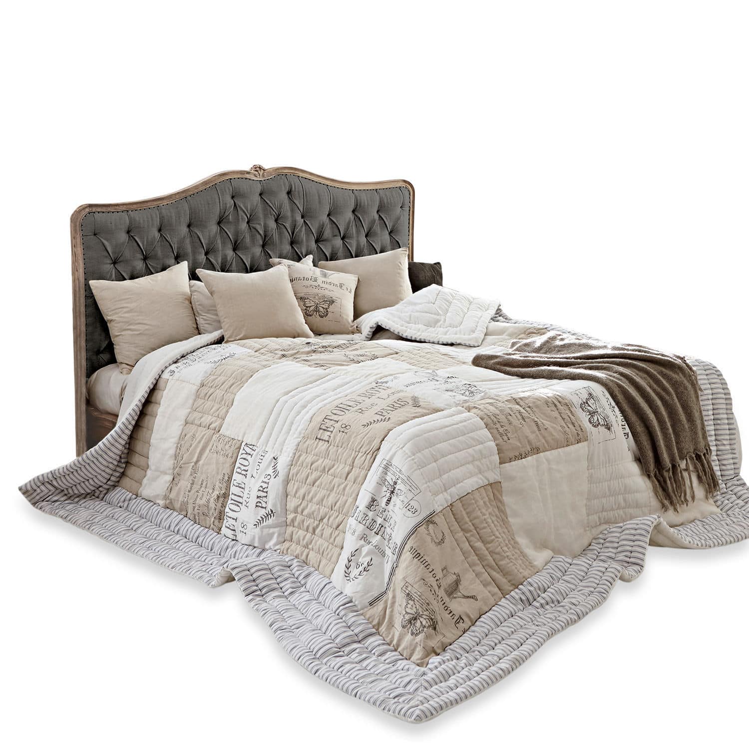 Lit Declaire Lit avec tête de lit capitonnée grise et couvre-lit beige à motifs vintage pour chambre à coucher