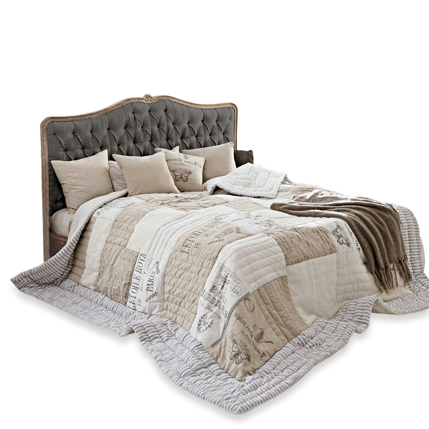 Lit Declaire Lit avec tête de lit capitonnée grise et couvre-lit beige à motifs vintage pour chambre à coucher