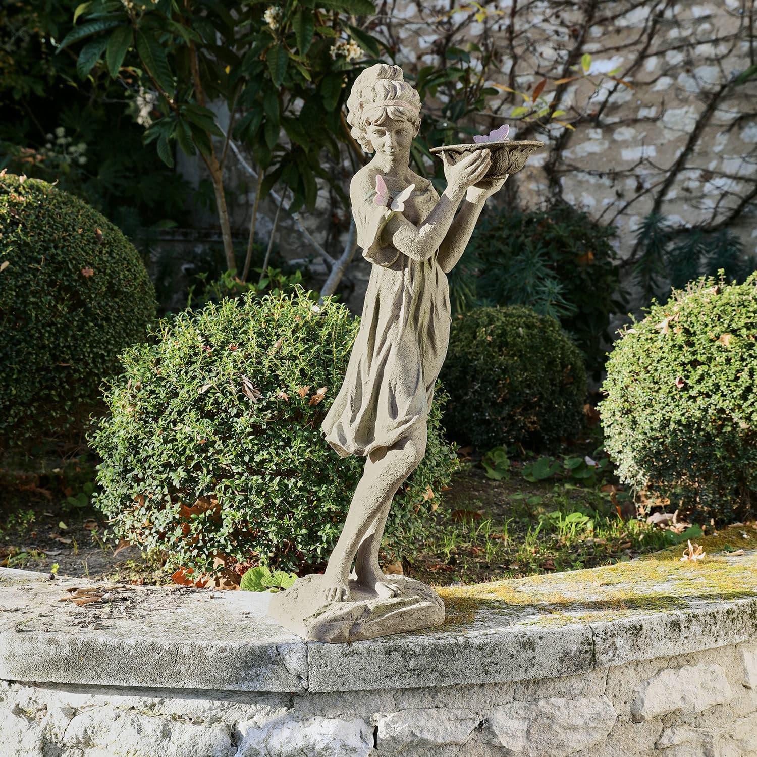 Sculpture Malia Statue en pierre d'une fille tenant un plat avec des papillons, décoration de jardin élégante