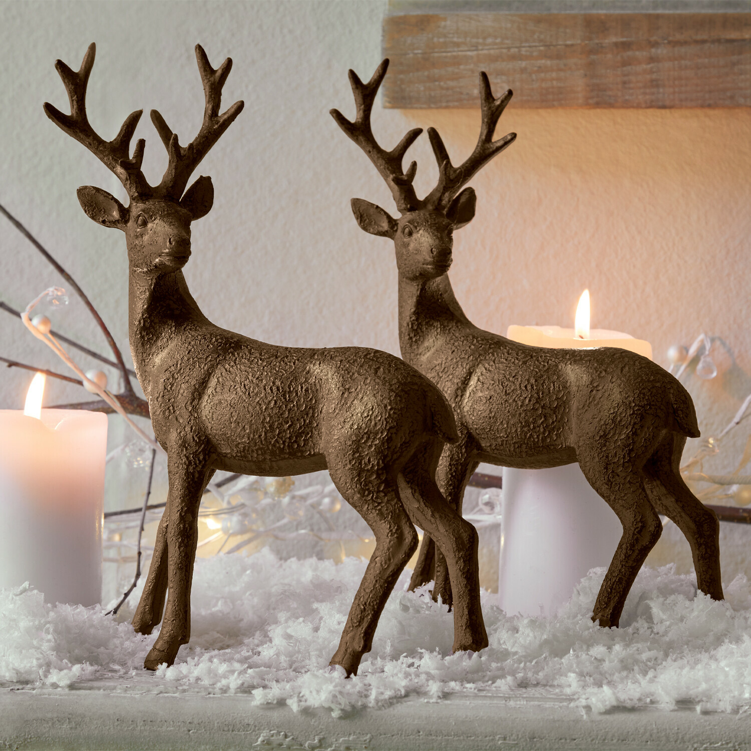 Lot de 2 cerfs décoratifs Cagny Figurines décoratives de cerfs marron texturés sur neige artificielle avec bougies, décoration hivernale