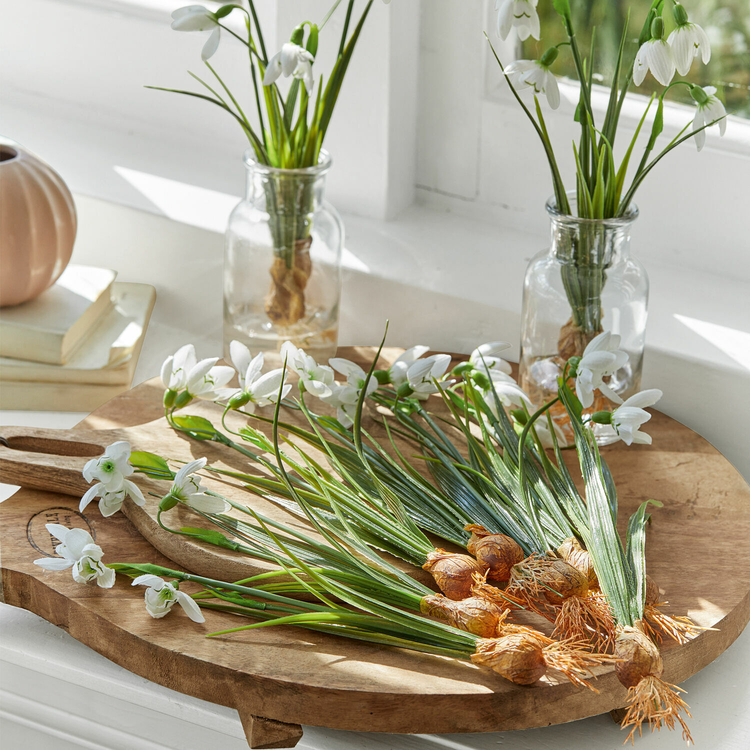 Lot de 12 fleurs décoratives Willmare Fleurs blanches de perce-neige avec bulbes sur planche à découper en bois dans une pièce lumineuse