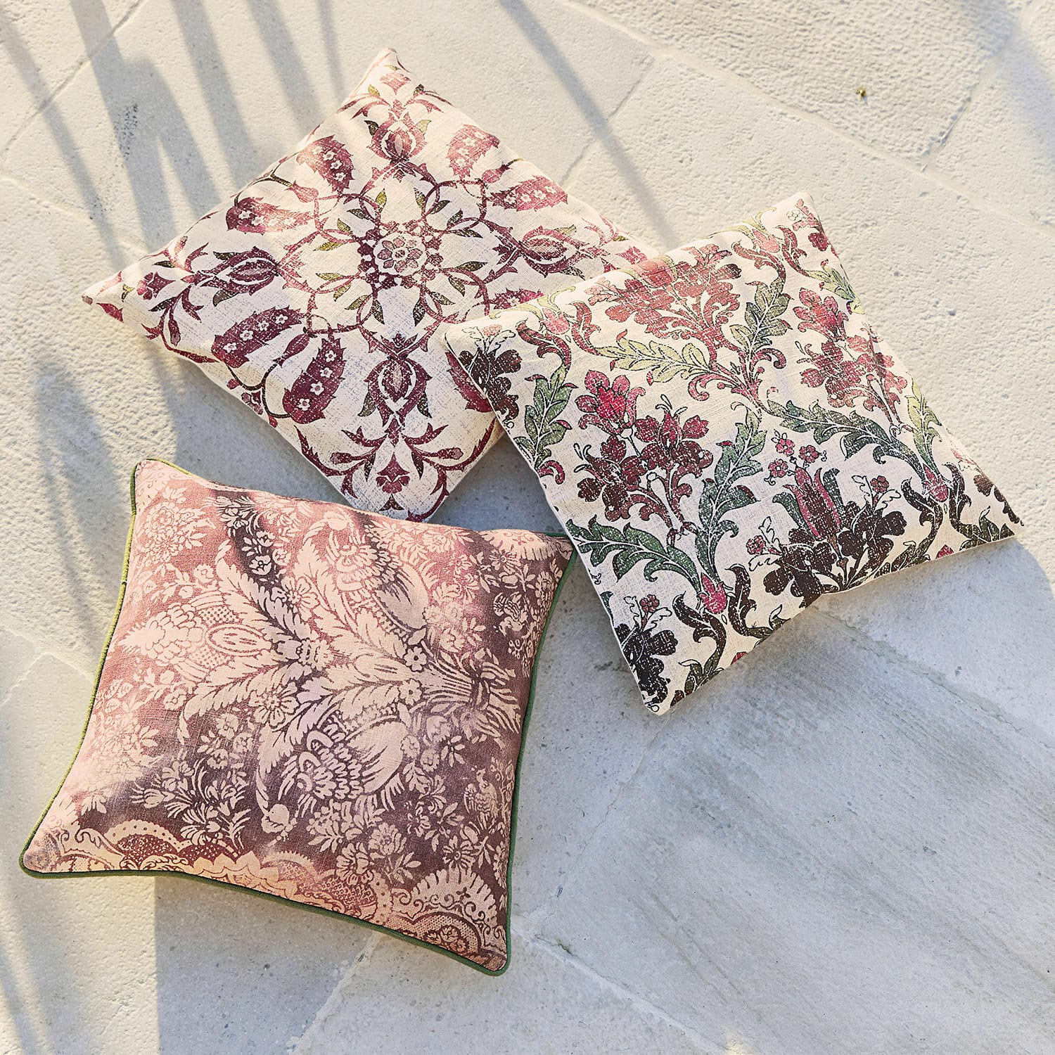 Lot de 3 housses de coussins Camden Trois coussins décoratifs en coton avec motifs floraux rose et vert sur fond clair pour salon