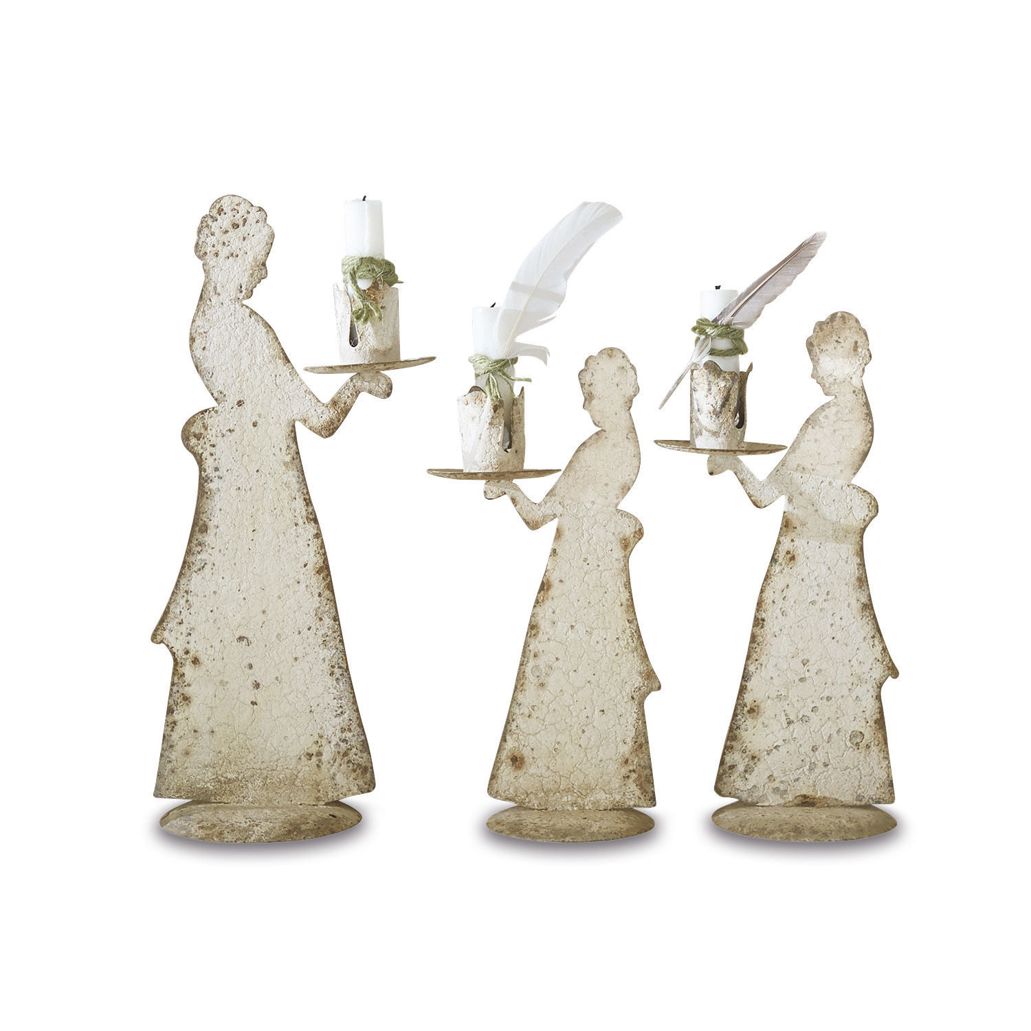 Lot de 3 bougeoirs Chanler Ensemble de trois bougeoirs en métal beige vieilli en forme de silhouettes féminines tenant des bougies