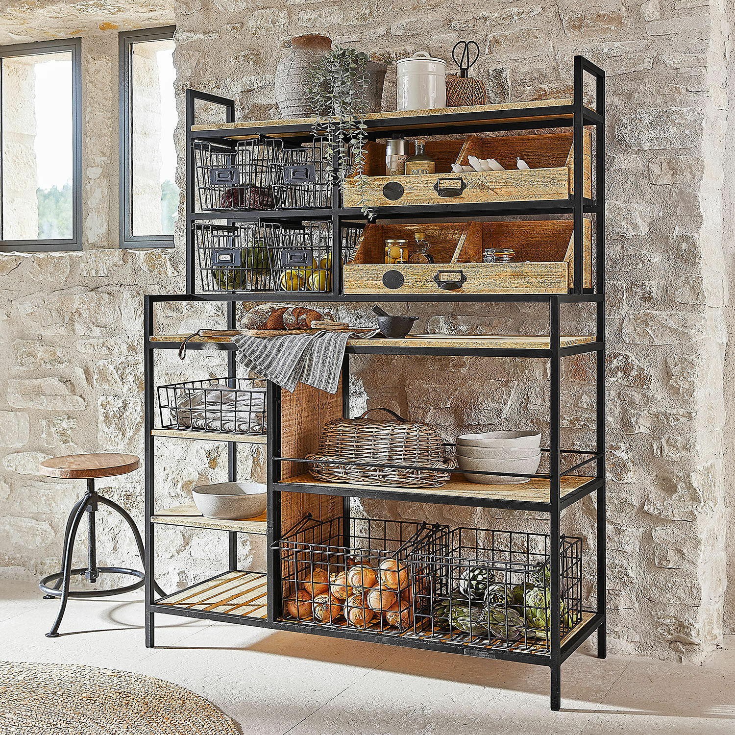 Étagère Greenbriar Étagère de cuisine en métal et bois avec paniers pour légumes et accessoires style industriel