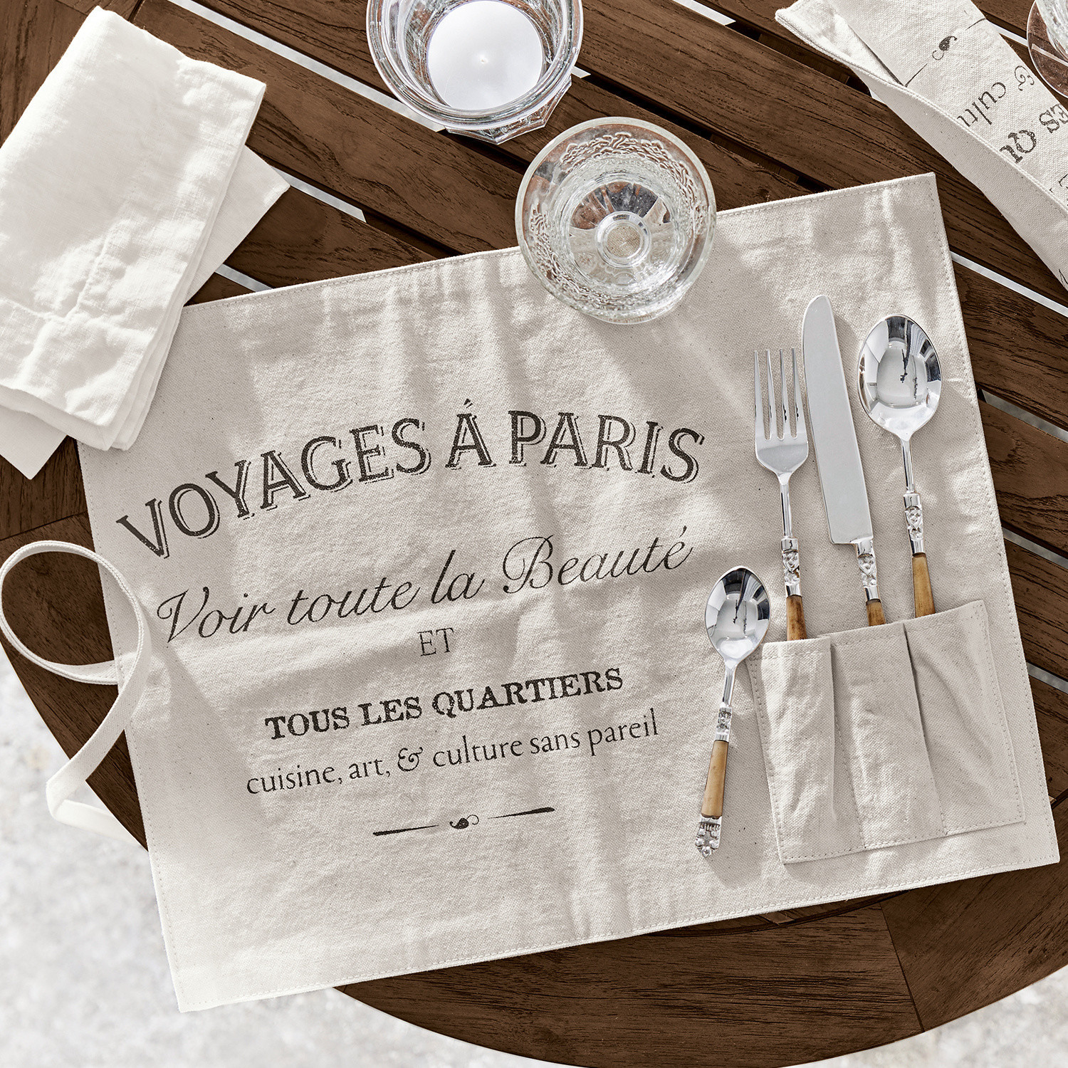 Lot de 2 sets de table Voyage Nappe en lin beige avec impression française et poches pour couverts sur table en bois