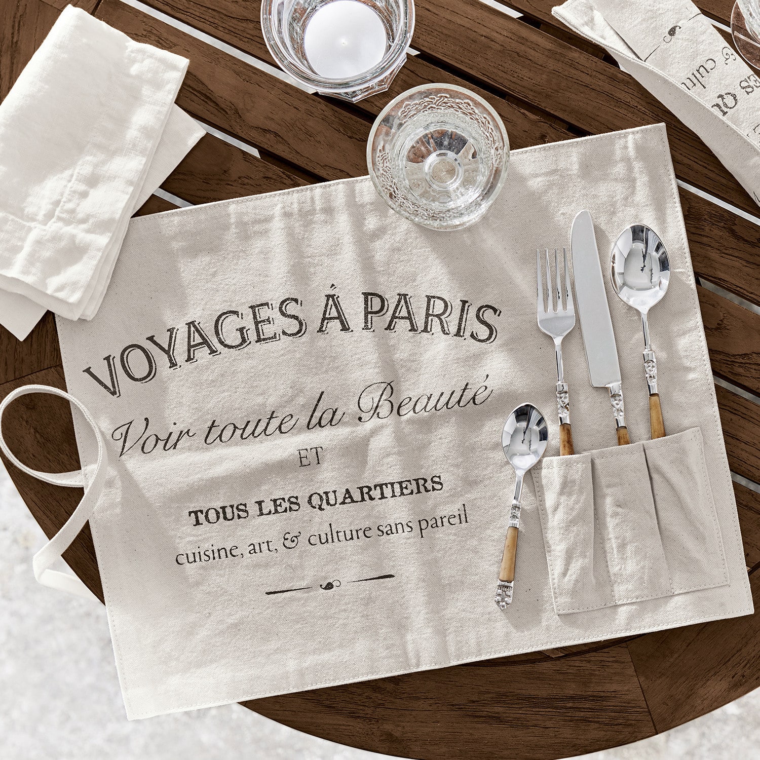 Lot de 2 sets de table Voyage Nappe en lin beige avec impression française et poches pour couverts sur table en bois